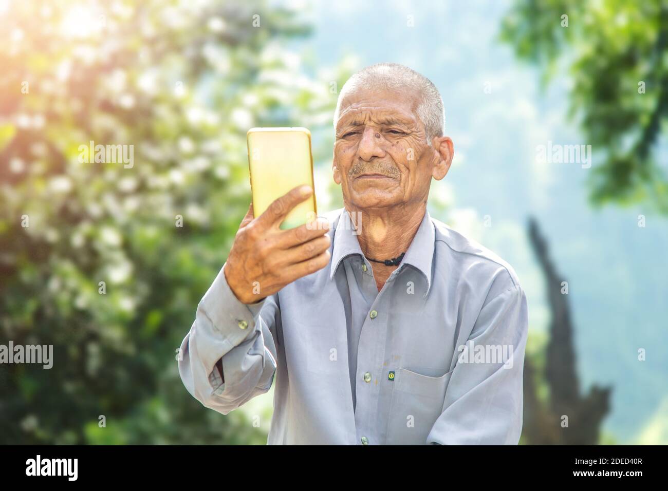 Senior men using smart phone outdoor in the nature Stock Photo - Alamy