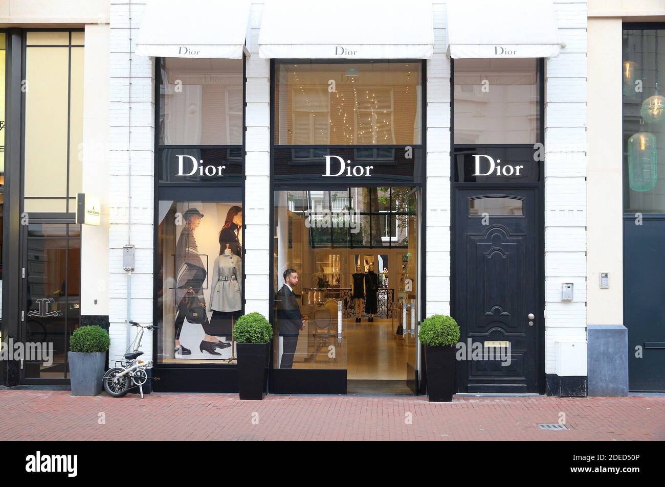 eer Mark Interpretatie AMSTERDAM, NETHERLANDS - JULY 10, 2017: Dior high fashion shop at P.C.  Hooftstraat in Amsterdam. Pieter Cornelis Hooftstraat is the ultimate  upscale s Stock Photo - Alamy