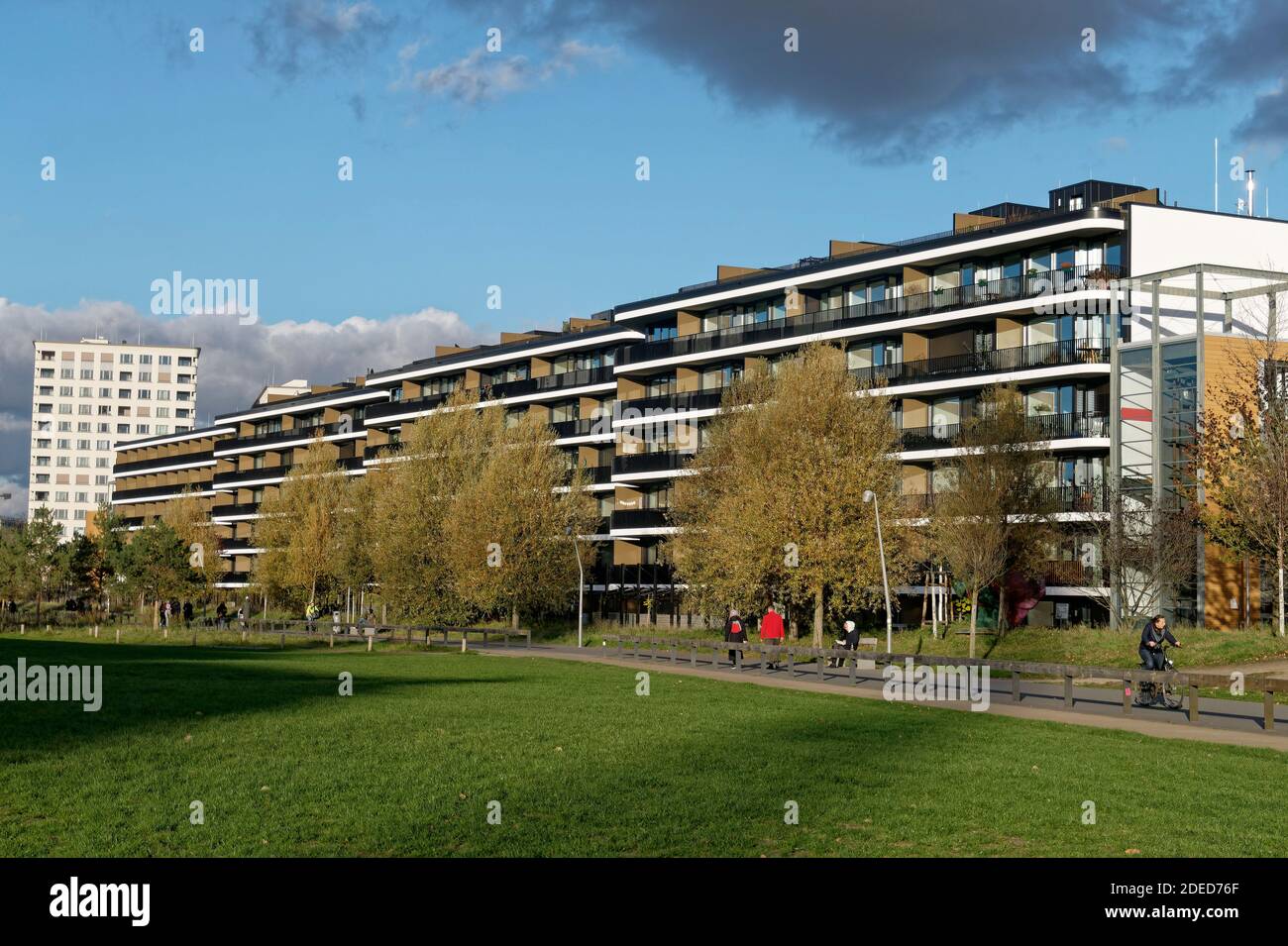 Neue Wohnanlage mit Eigentumswohnungen im Park am Gleisdreieck, Schöneberg, Berlin Stock Photo