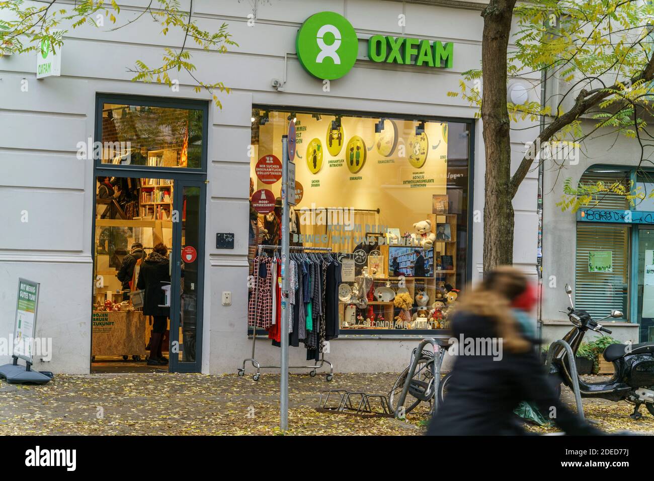Oxfam shop in der Bergmannstrasse, Kreuzberg, Berlin, Stock Photo