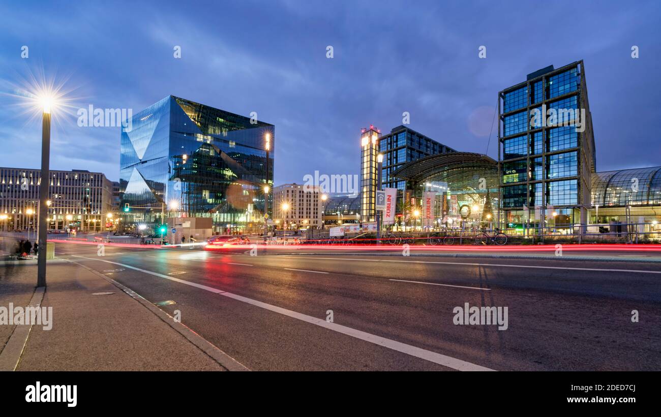 Cube Berlin, modernes Buerogebaeude am Washingtonplatz , Hauptbahnhof, Lehrter Bahnhof, Blaue Stunde, Stock Photo