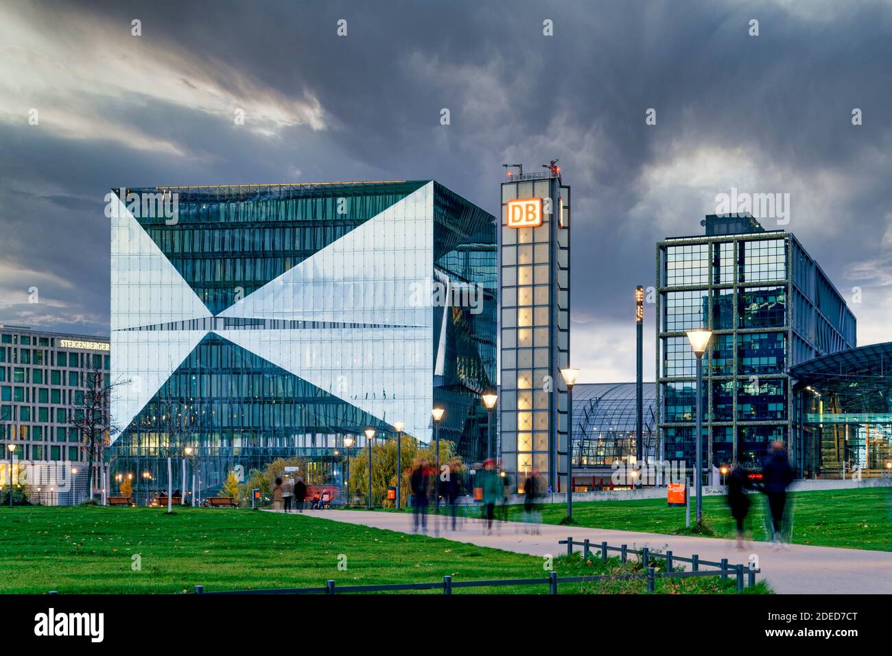 Cube Berlin, modernes Buerogebaeude am Washingtonplatz ,Hauptbahnhof. Glasfassade, Spiegelung, Architekturbuero 3XN . Stock Photo