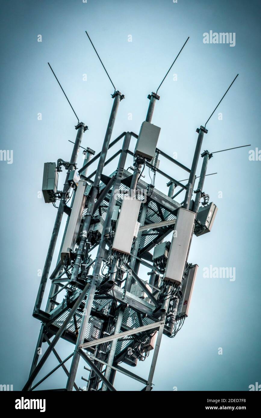5G, Funkmast, Berliner Stadteil Schmoeckwitz, 50 Meter hoher Mobilfunkmast von Telefonica und Vodafone genutzt, Sendemast für mobiles Breitband, Berli Stock Photo