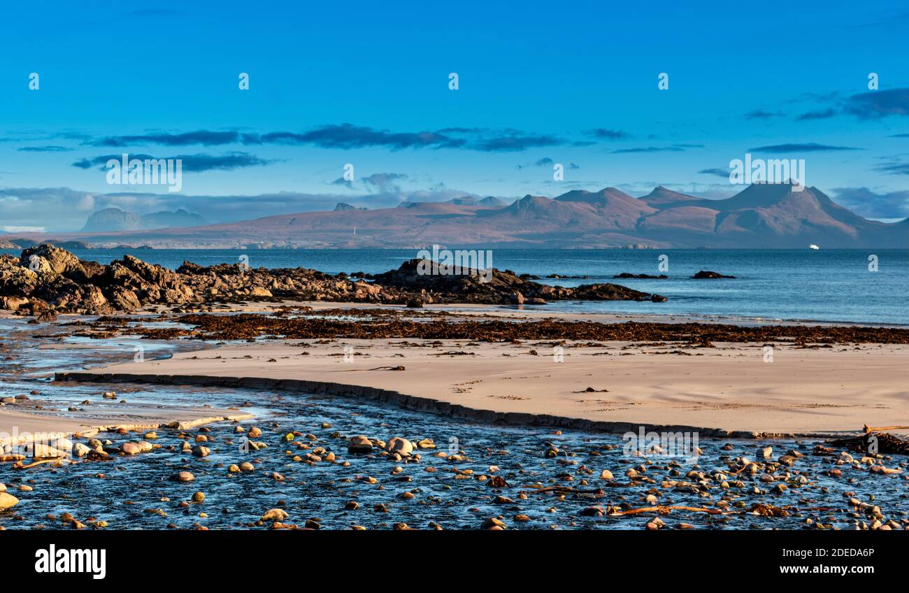 MELLON UDRIGLE ROSS-SHIRE HIGHLANDS SCOTLAND MORNING SUNSHINE ON THE BEACH AND VIEW TO MOUNTAIN RANGES SUILVEN COIGACH AND TOP OF STAC POLLAIDH Stock Photo