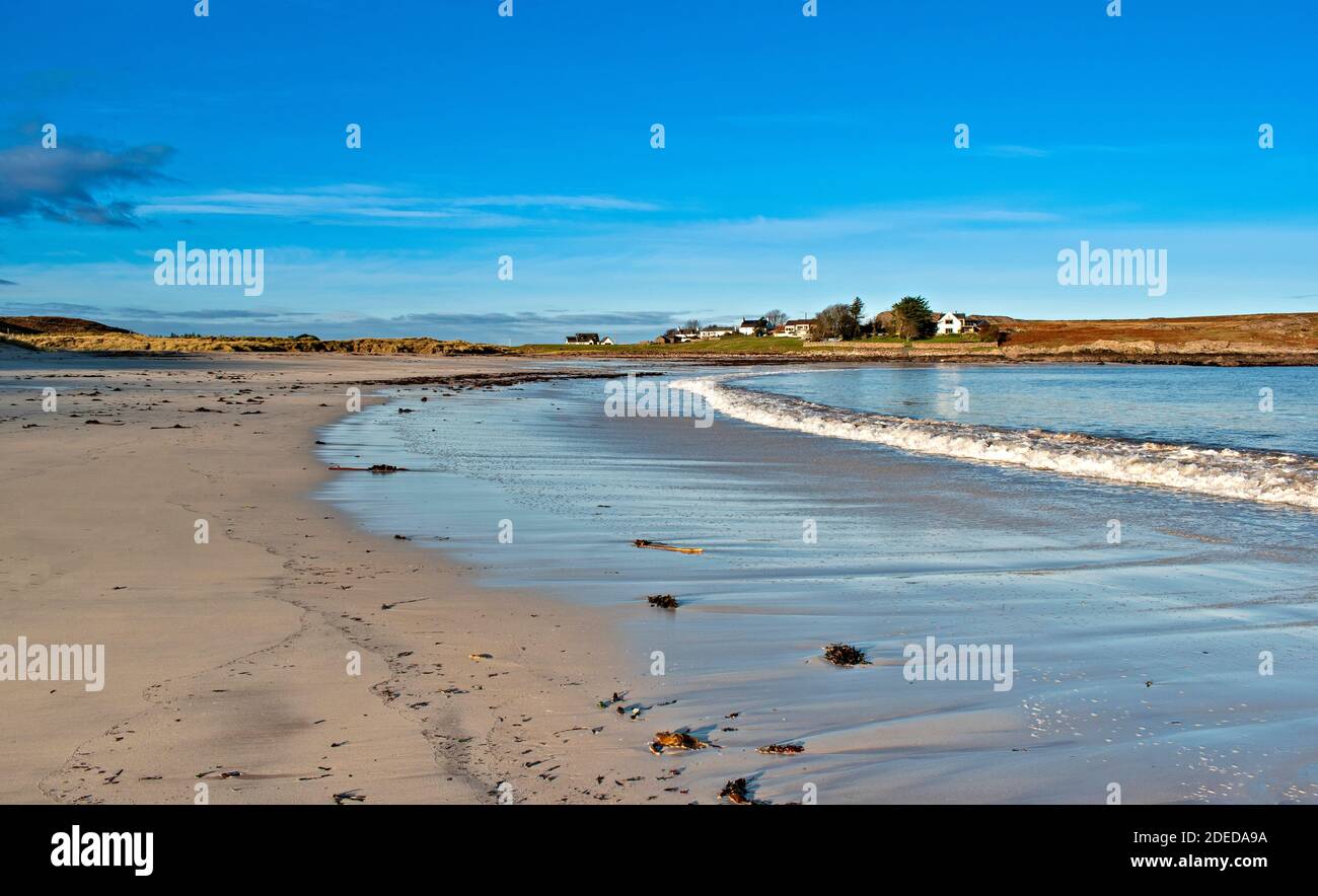 MELLON UDRIGLE ROSS-SHIRE HIGHLANDS SCOTLAND MORNING SUNSHINE ON THE SANDY BEACH WAVES AND HOUSES Stock Photo