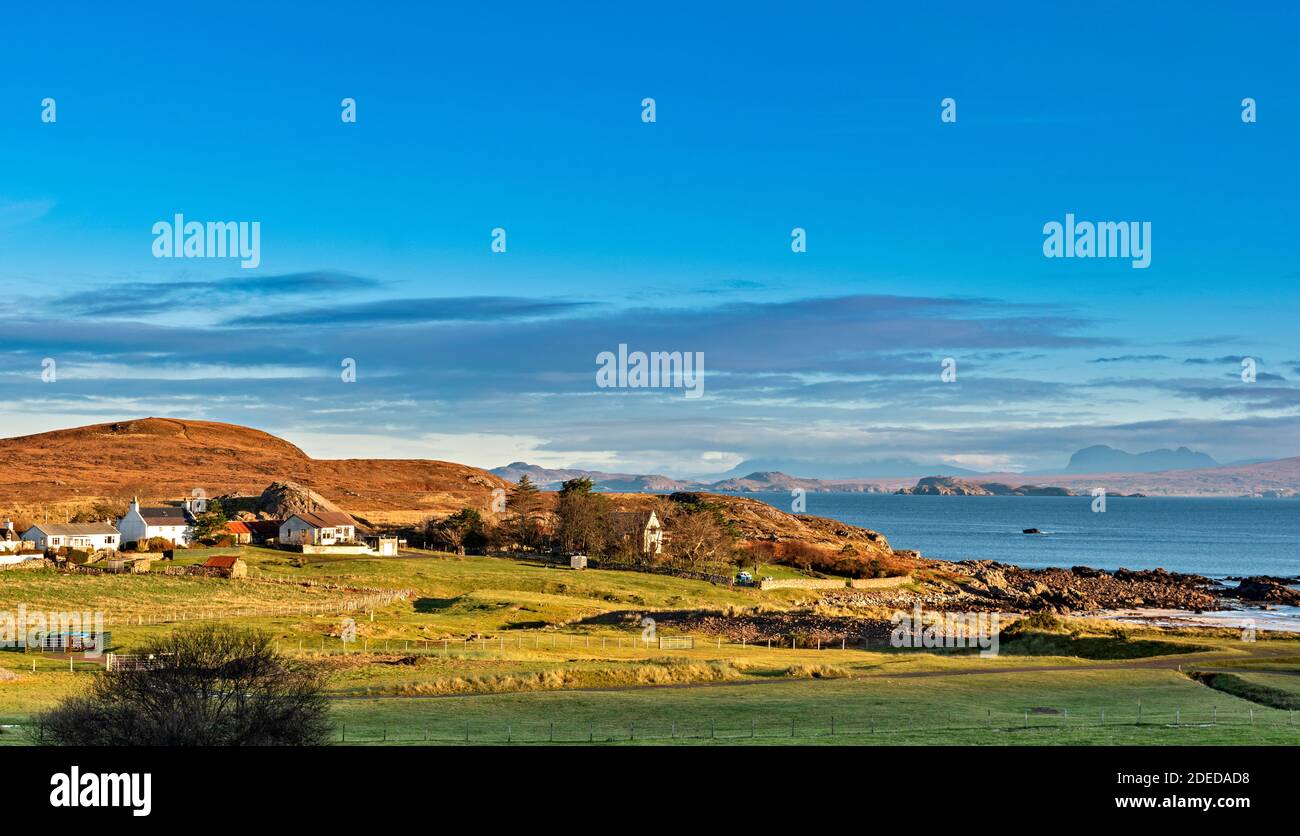 MELLON UDRIGLE ROSS-SHIRE HIGHLANDS SCOTLAND THE VILLAGE HOUSES IN MORNING SUNSHINE AND MOUNTAIN RANGES ACROSS THE BAY Stock Photo