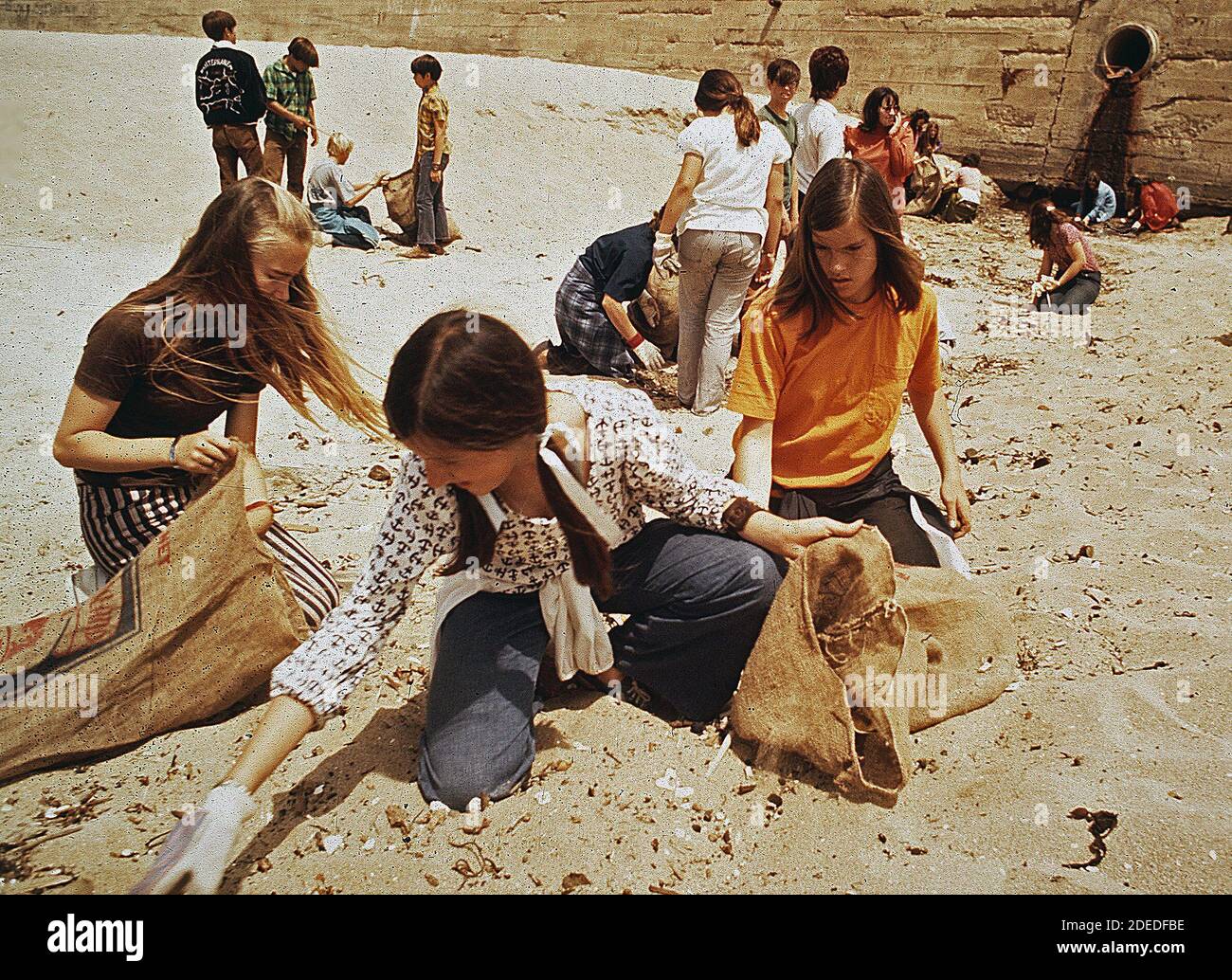 1970s Photos (1972) -  Eighth grade students from st. bonaventure high school spend recess period picking up trash on beach near oil wells Stock Photo
