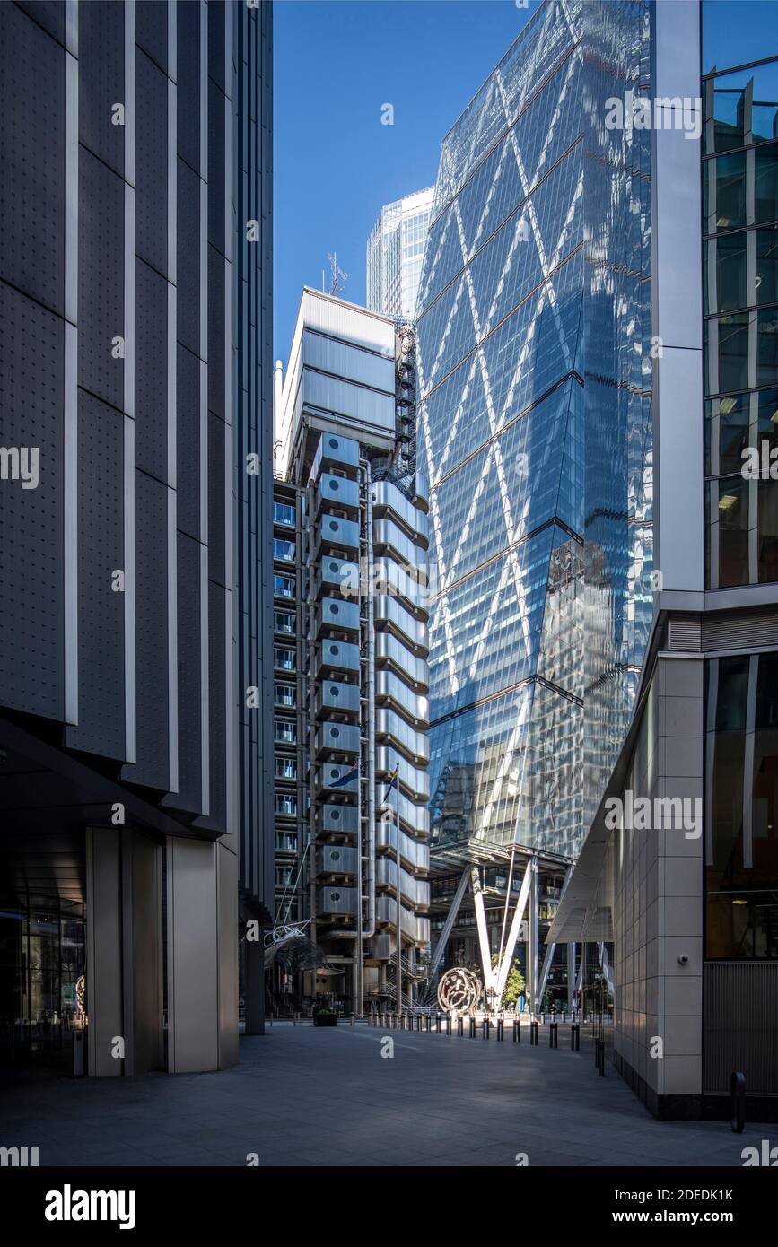 The Leadenhall building's diagonal bracing and the undercroft can be clearly seen in this image, with th Lloyd's building on the left. On either side Stock Photo