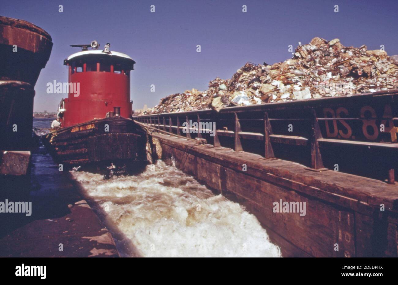 Garbage barge new york city hires stock photography and images Alamy