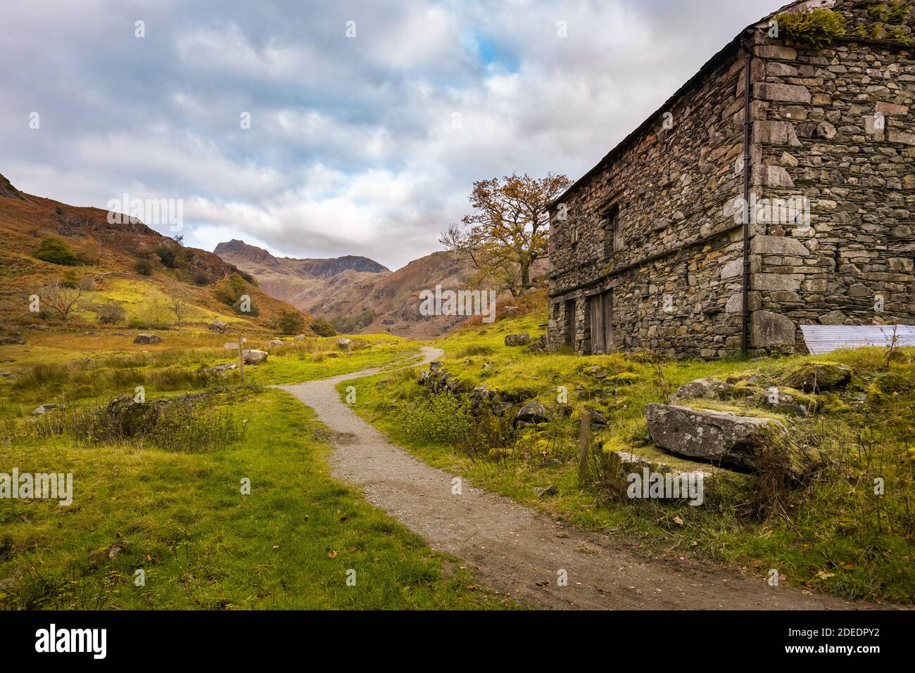 Old farm buildings and stone barn at Oak Howe on the Cumbria Way in Great Langdale in the Lake District National Park, Cumbria, England Stock Photo