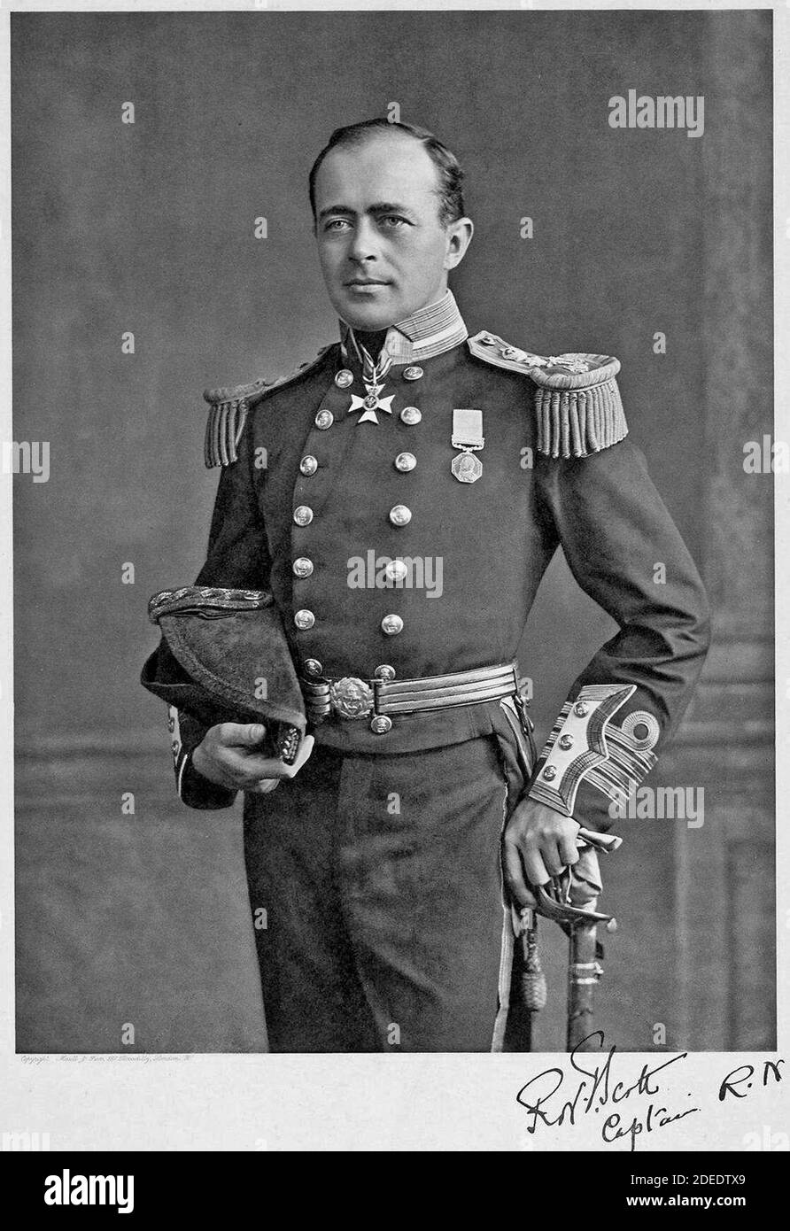 Robert Falcon Scott in full regalia: this was reproduced as a frontispiece for Scott's The Voyage of the Discovery (London 1905) Stock Photo