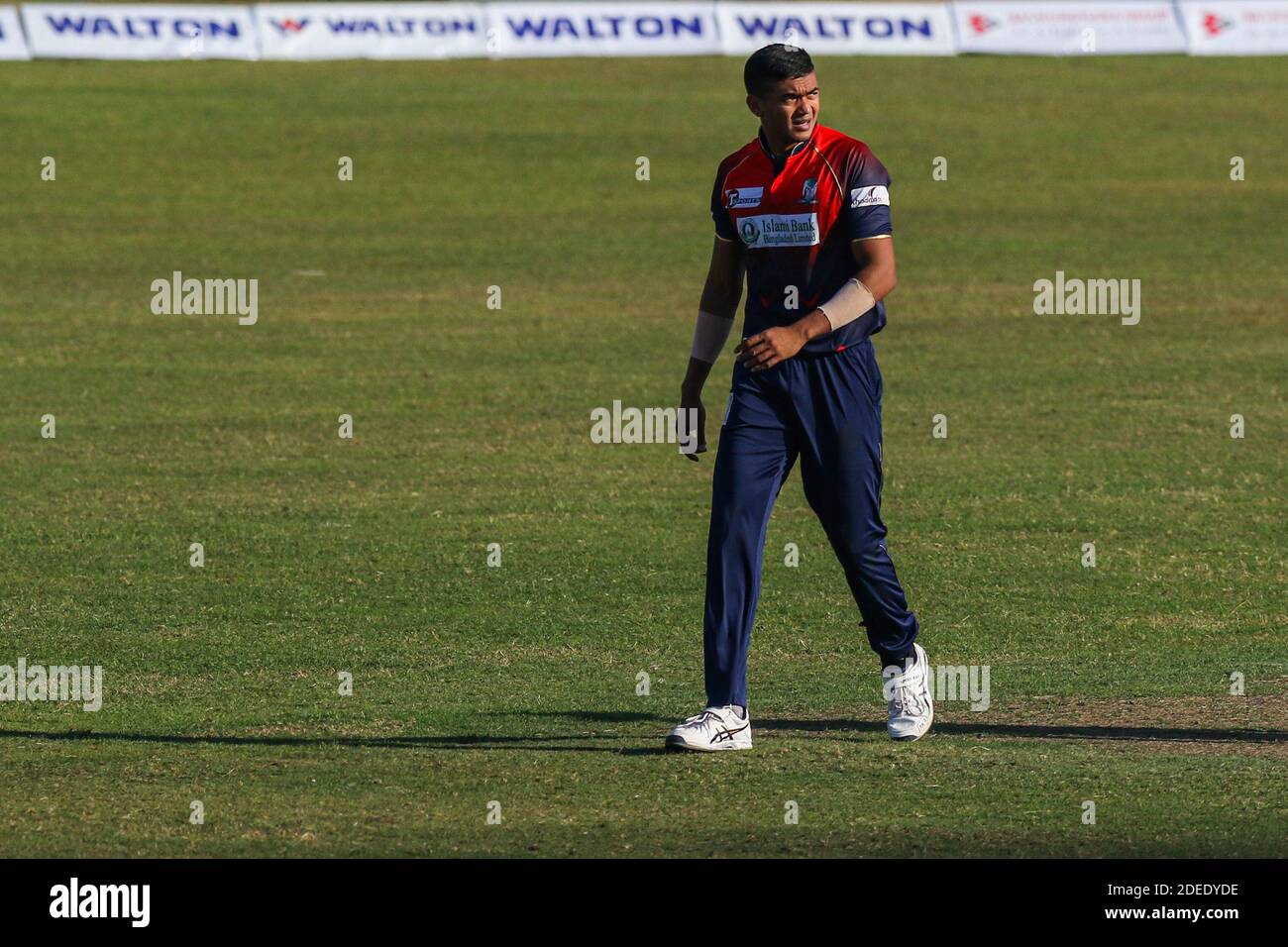 Fortune Barishal cricket player Taskin Ahmed in action during the Bangabandhu T20 Cup 2020 between Fortune Barishal and Gazi Group Chattagram at the Sher-e-Bangla National Cricket Stadium.(Gazi Group Chittagong won by 10 runs) Stock Photo