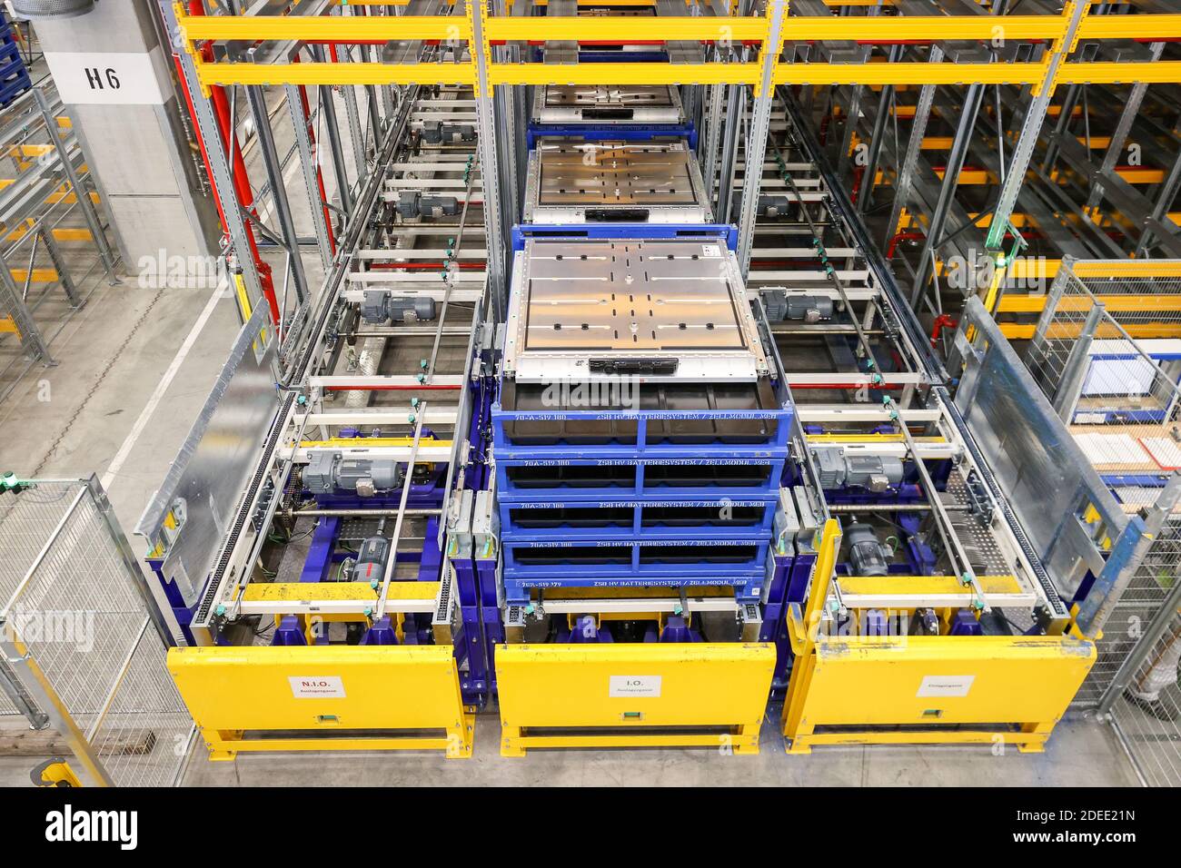 30 November 2020, Saxony, Zwickau: A fully automatic system routes  batteries for the VW ID.3 and ID.4 at the VW plant in Zwickau from the  battery warehouse for assembly. A system for
