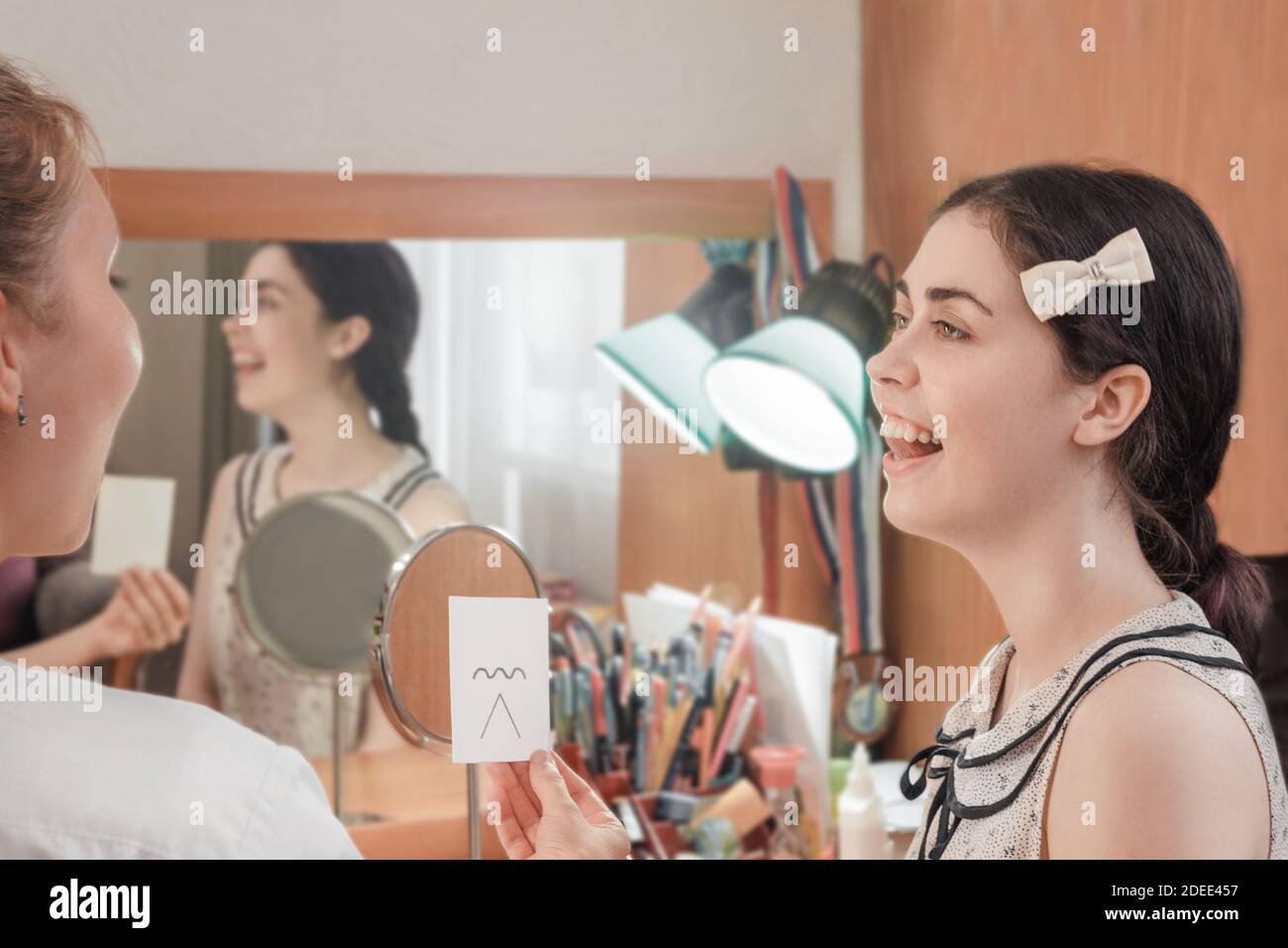 Английский каллан метод изучения. Error correction b1. Correcting speaking. Учитель английского языка мужчина. Выступление оратора.