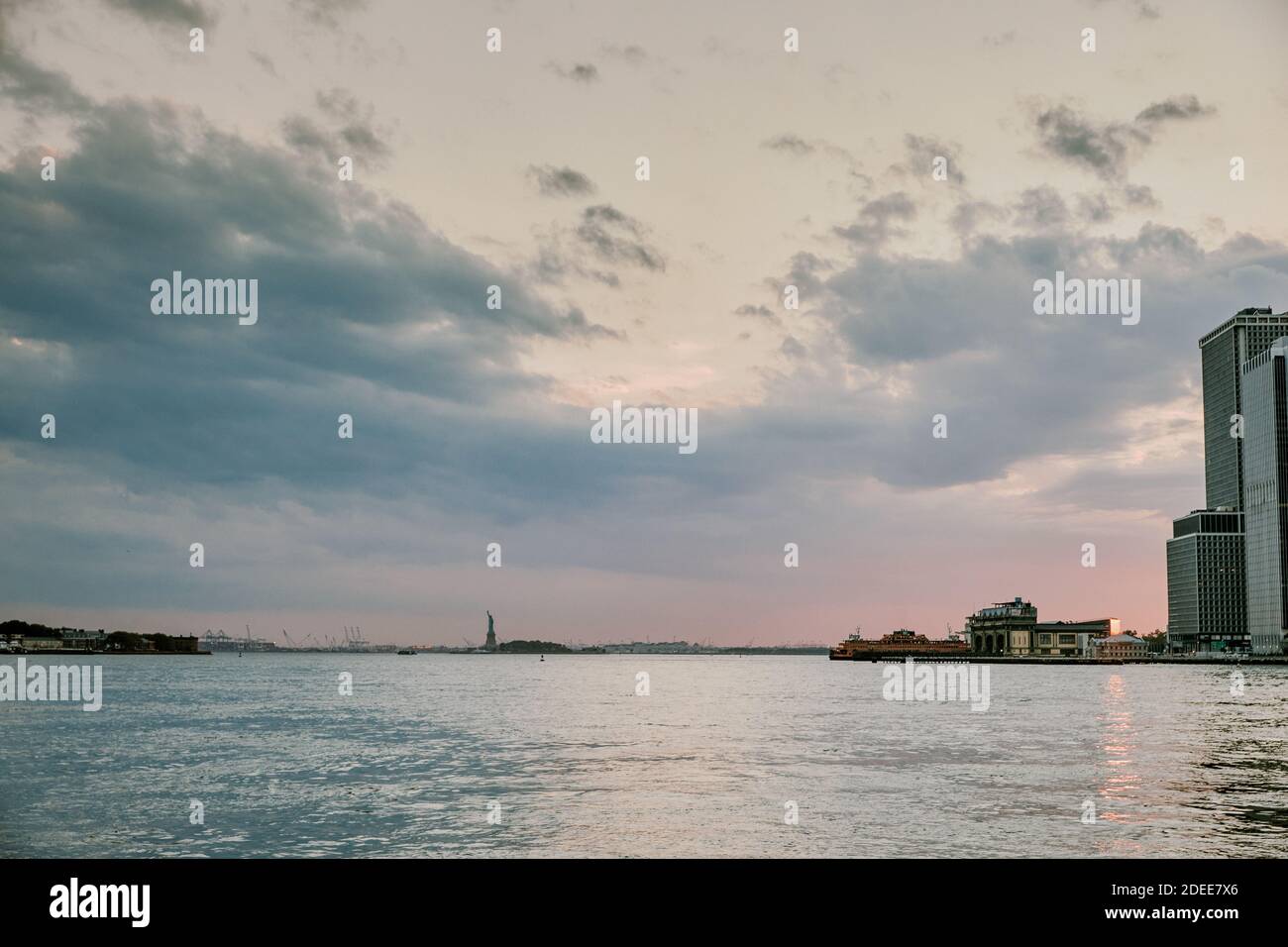 Pink sunset over new york city skyline Stock Photo - Alamy