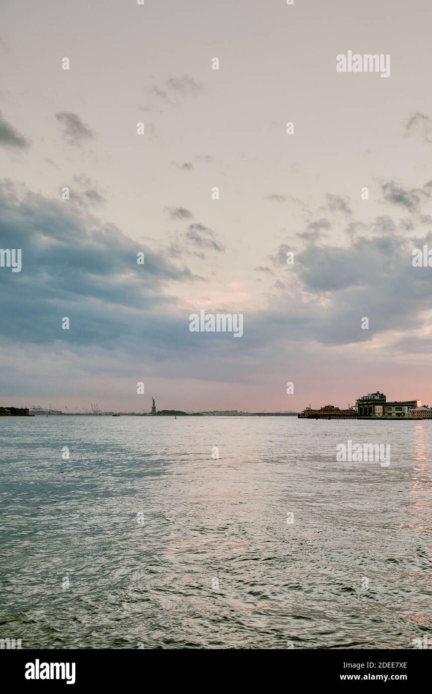 Pink sunset over new york city skyline Stock Photo - Alamy
