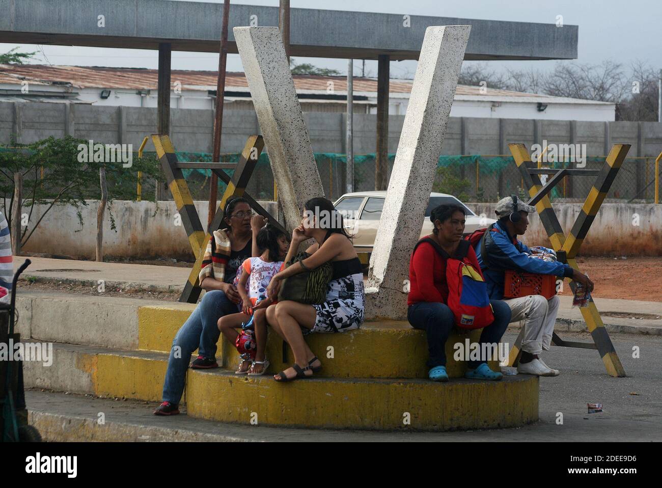 Guajira, Venezuela. 30th Nov, 2020. Venezuelans cross the Paraguachon border in Venezuela's Guajira on Nov. 30, 2020. After President Nicolás Maduro lifted the curfew in the municipalities bordering Colombia and Brazil, within the 'safe easing' of confinement due to the coronavirus pandemic. (Photo by Humberto Matheus/Sipa USA) Credit: Sipa USA/Alamy Live News Stock Photo