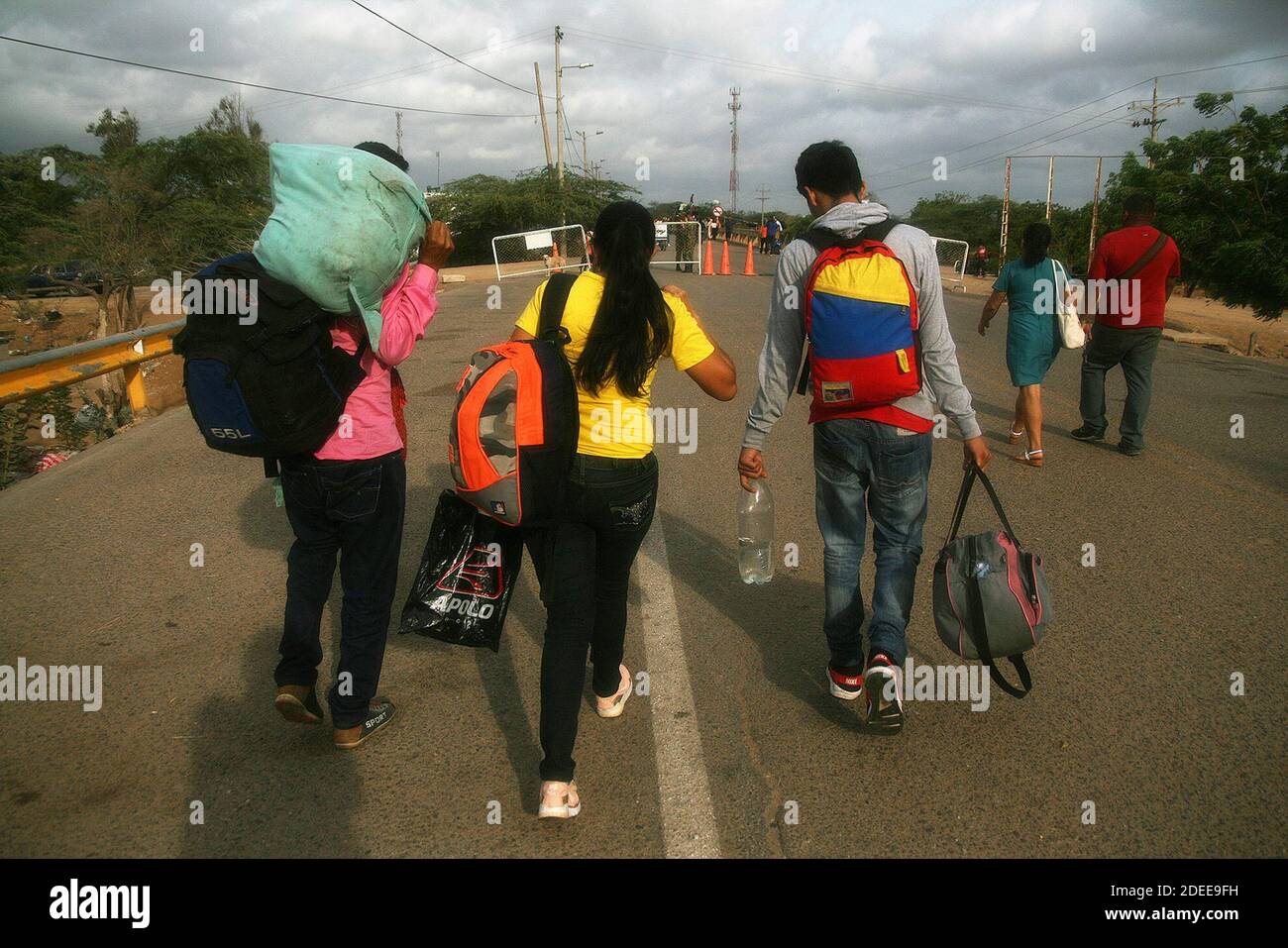 Guajira, Venezuela. 30th Nov, 2020. Venezuelans cross the Paraguachon border in Venezuela's Guajira on Nov. 30, 2020. After President Nicolás Maduro lifted the curfew in the municipalities bordering Colombia and Brazil, within the 'safe easing' of confinement due to the coronavirus pandemic. (Photo by Humberto Matheus/Sipa USA) Credit: Sipa USA/Alamy Live News Stock Photo