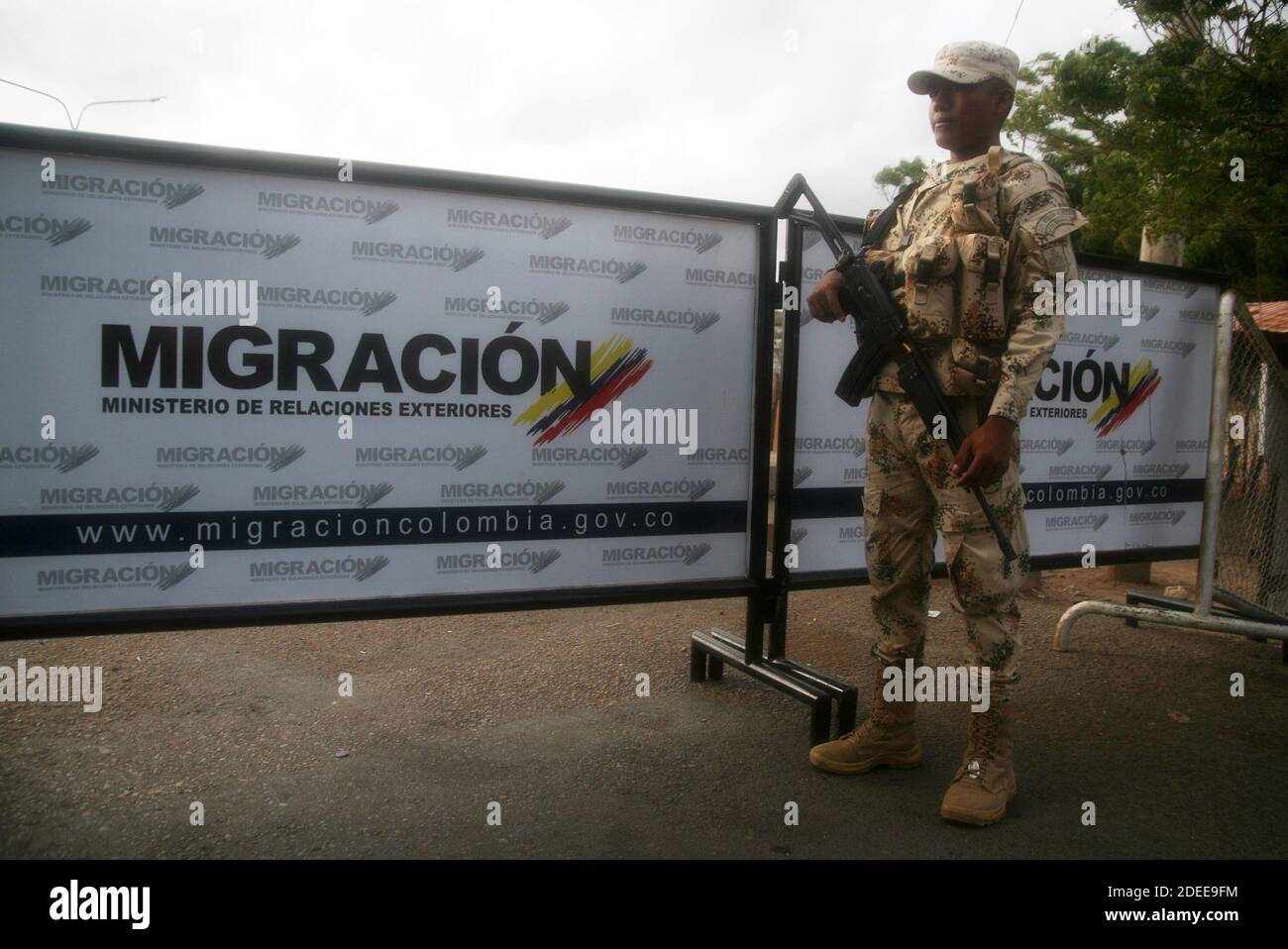 Guajira, Venezuela. 30th Nov, 2020. Venezuelans cross the Paraguachon border in Venezuela's Guajira on Nov. 30, 2020. After President Nicolás Maduro lifted the curfew in the municipalities bordering Colombia and Brazil, within the 'safe easing' of confinement due to the coronavirus pandemic. (Photo by Humberto Matheus/Sipa USA) Credit: Sipa USA/Alamy Live News Stock Photo