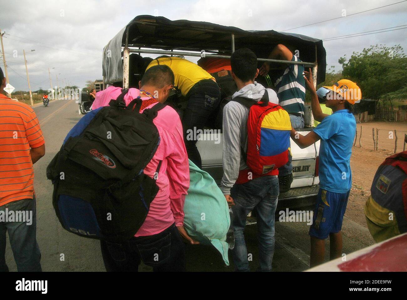 Guajira, Venezuela. 30th Nov, 2020. Venezuelans cross the Paraguachon border in Venezuela's Guajira on Nov. 30, 2020. After President Nicolás Maduro lifted the curfew in the municipalities bordering Colombia and Brazil, within the 'safe easing' of confinement due to the coronavirus pandemic. (Photo by Humberto Matheus/Sipa USA) Credit: Sipa USA/Alamy Live News Stock Photo