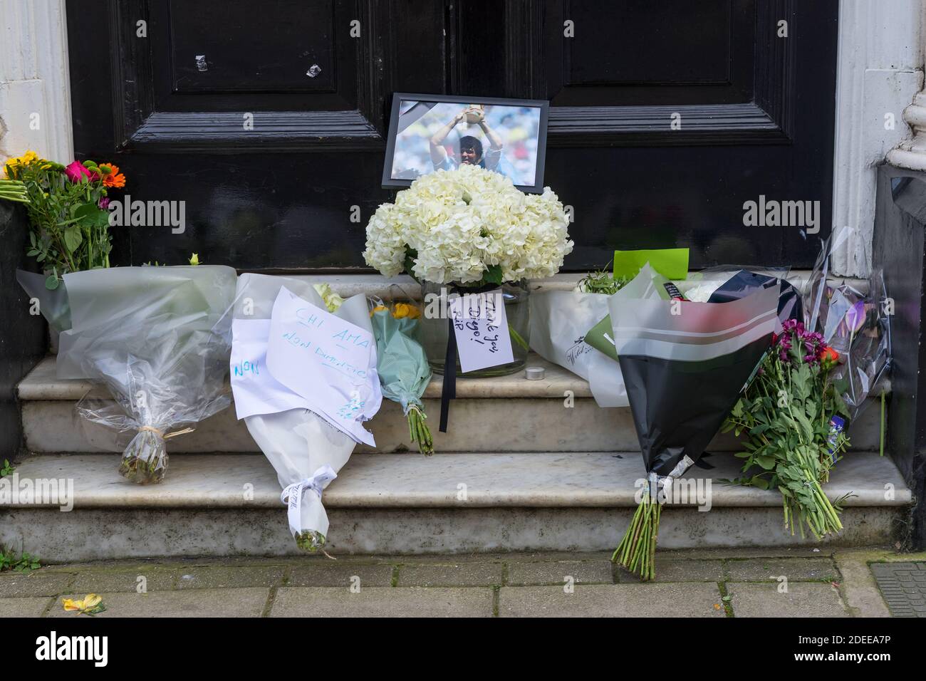 People leave a memorial outside the Argentine Embassy for Diego Maradona after his death. London Stock Photo