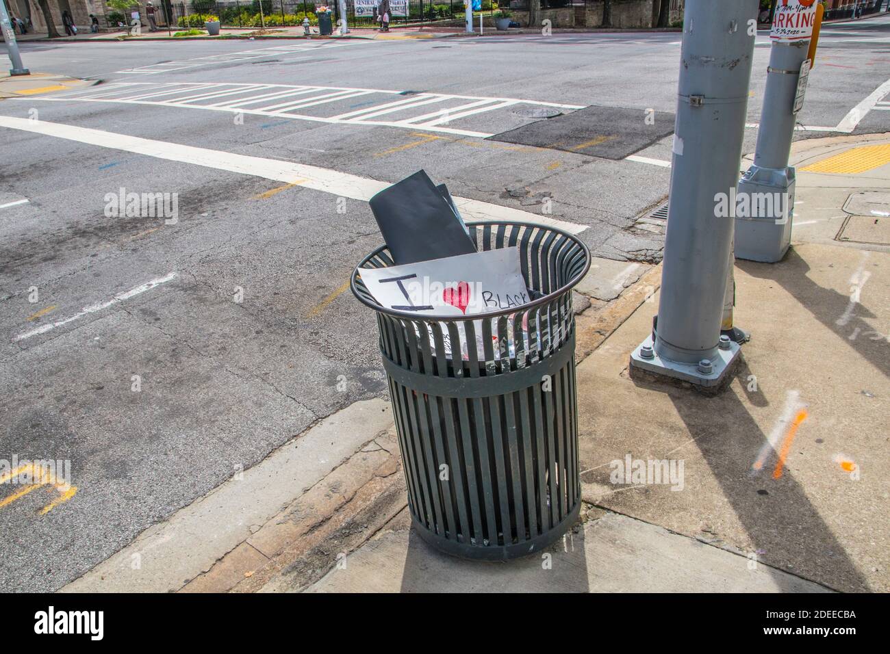 Atlanta, Ga USA 06 07 20 Downtown Atlanta waste can full of