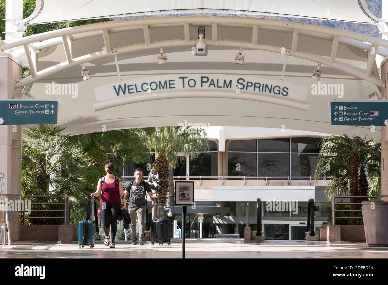 Palm Springs, USA, 22nd Nov, 2020. Early in the day travelers wearing masks at the departing and arriving gates at the Palm Springs International airp Stock Photo