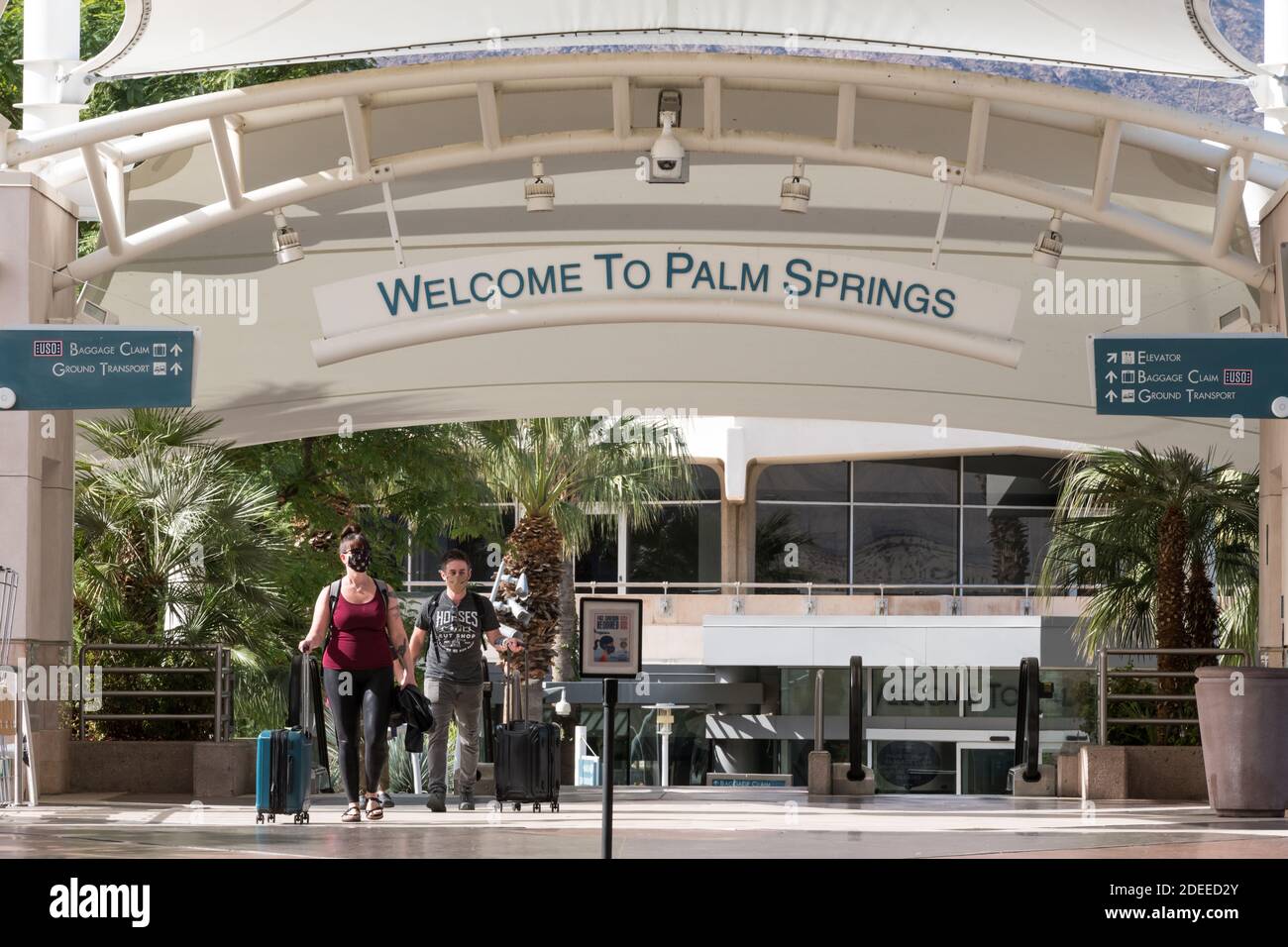 Palm Springs, USA, 22nd Nov, 2020. Early in the day travelers wearing masks at the departing and arriving gates at the Palm Springs International airp Stock Photo