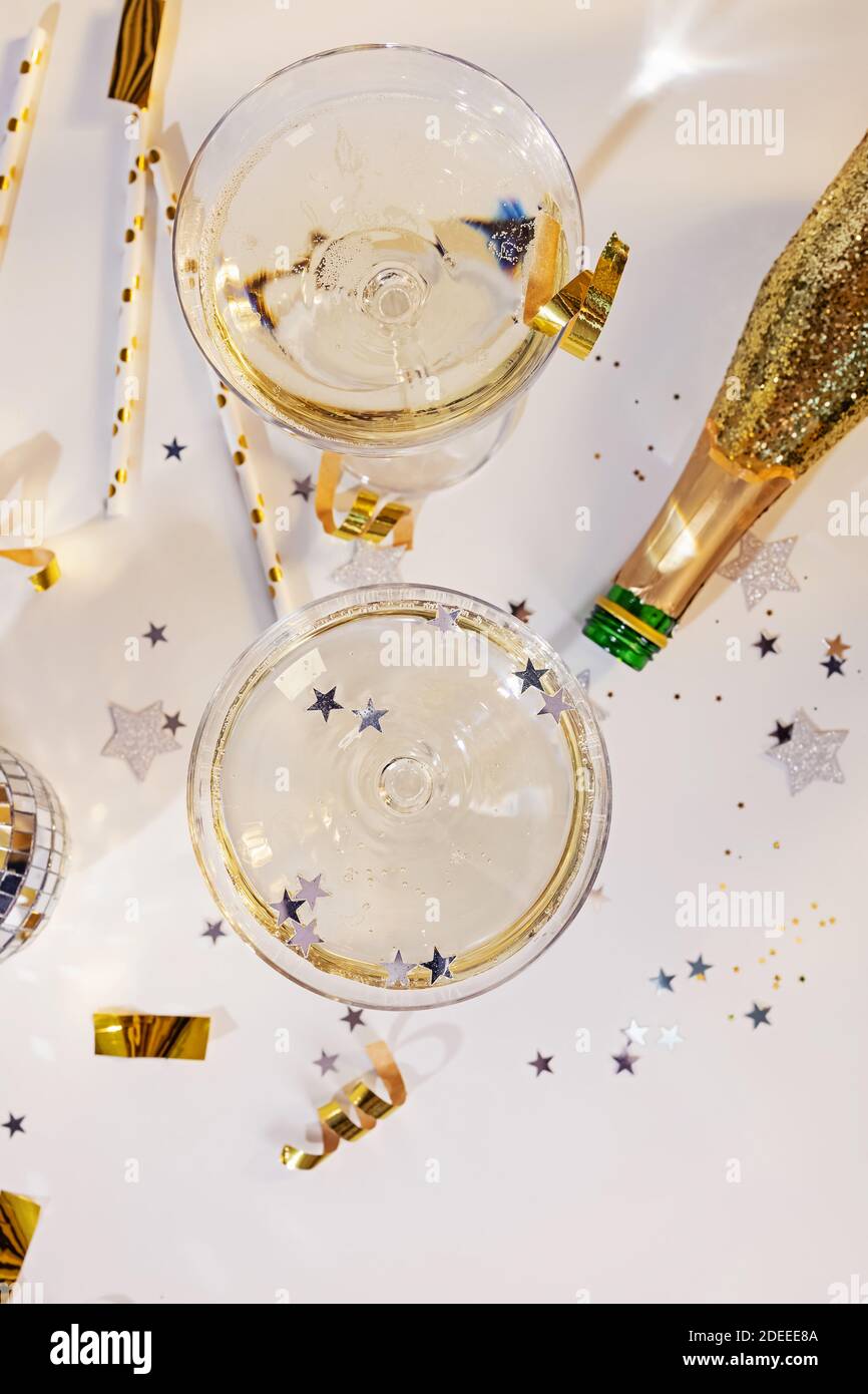 Champagne bubbles in coupe glass hires stock photography and images