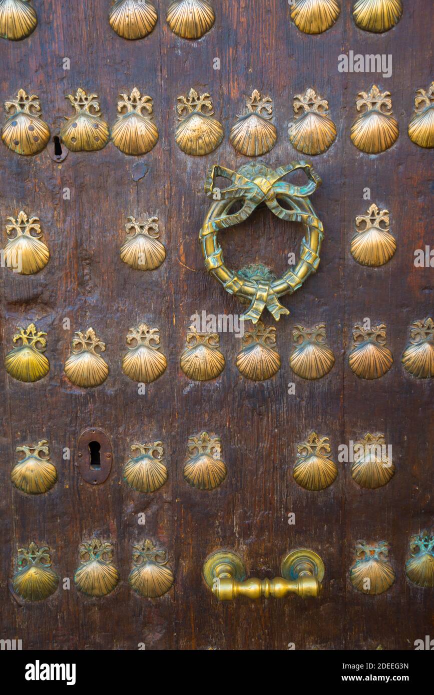 Wooden door and knocker. Villanueva de los Infantes, Ciudad Real province, Castilla La Mancha, Spain. Stock Photo