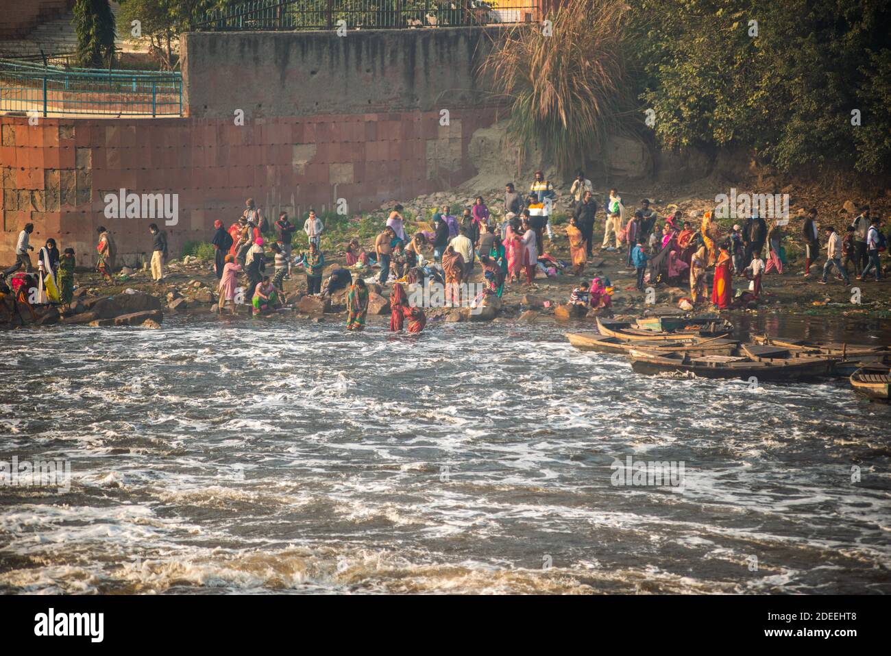 Delhi, India. 30th Nov, 2020. Devotees taking a holy dip in the highly polluted Yamuna River in Delhi. Devotees went for a traditional bath to mark the Karthik Purnima religious ceremony celebrated on the full moon day of the Hindu calendar month of Karthik. Credit: SOPA Images Limited/Alamy Live News Stock Photo