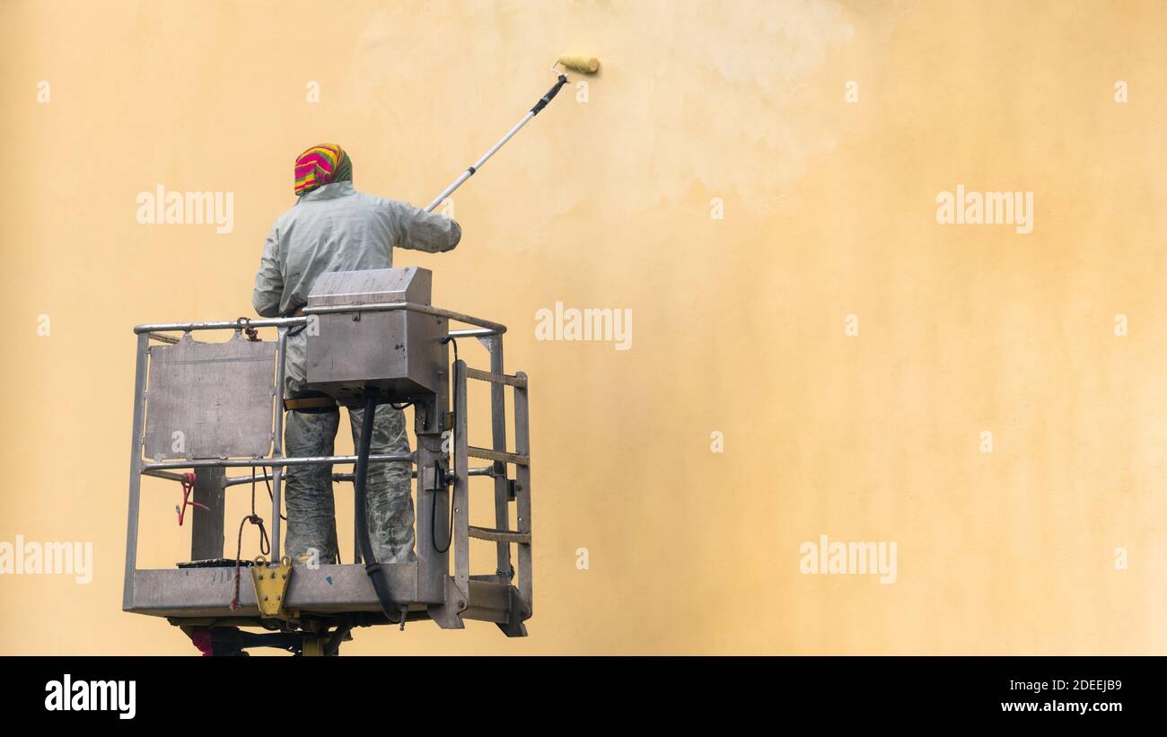 Exterior painting with lift hires stock photography and images Alamy