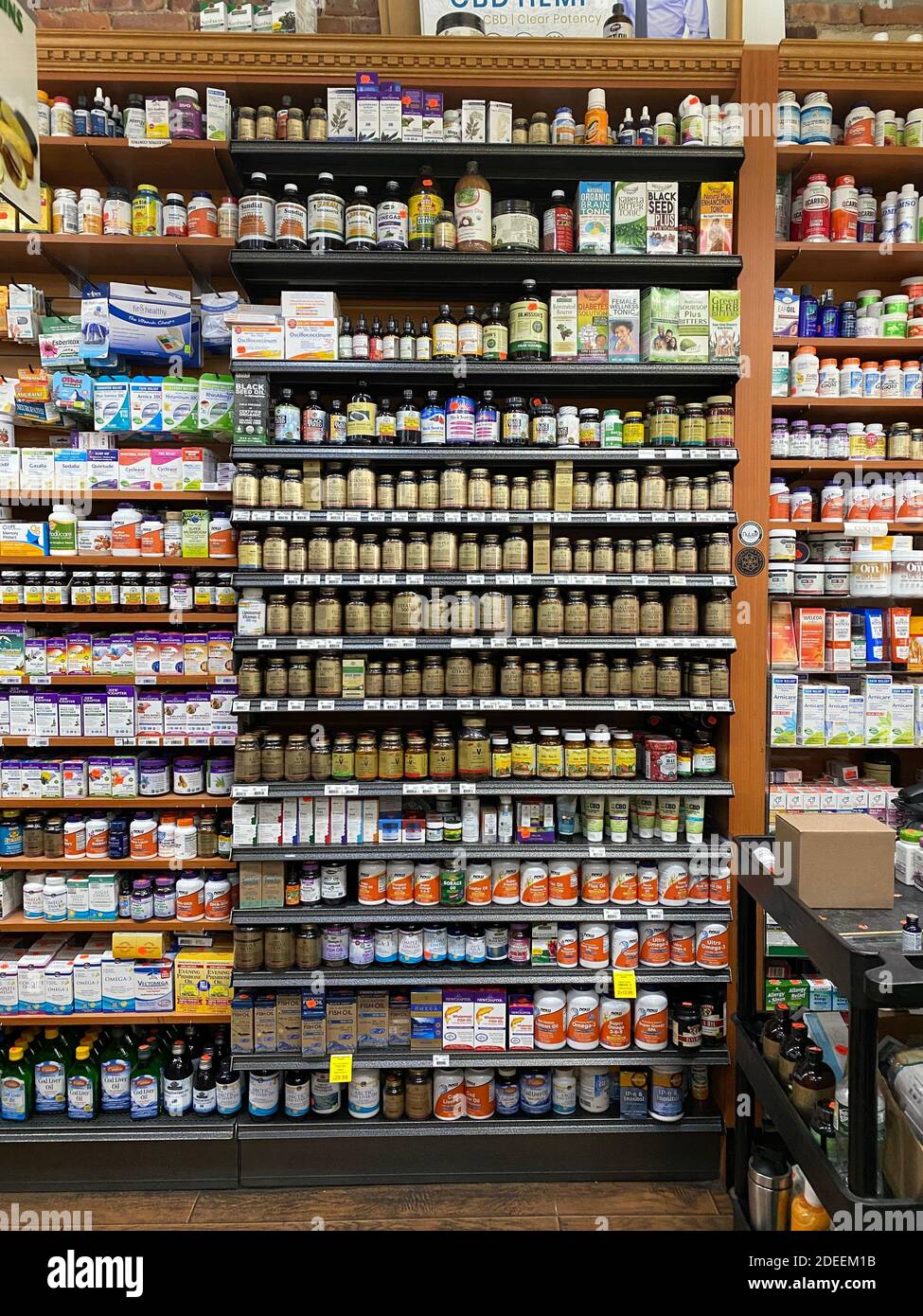 https://c8.alamy.com/comp/2DEEM1B/vitamins-and-supplements-display-at-a-healthfood-store-in-brooklyn-new-york-2DEEM1B.jpg