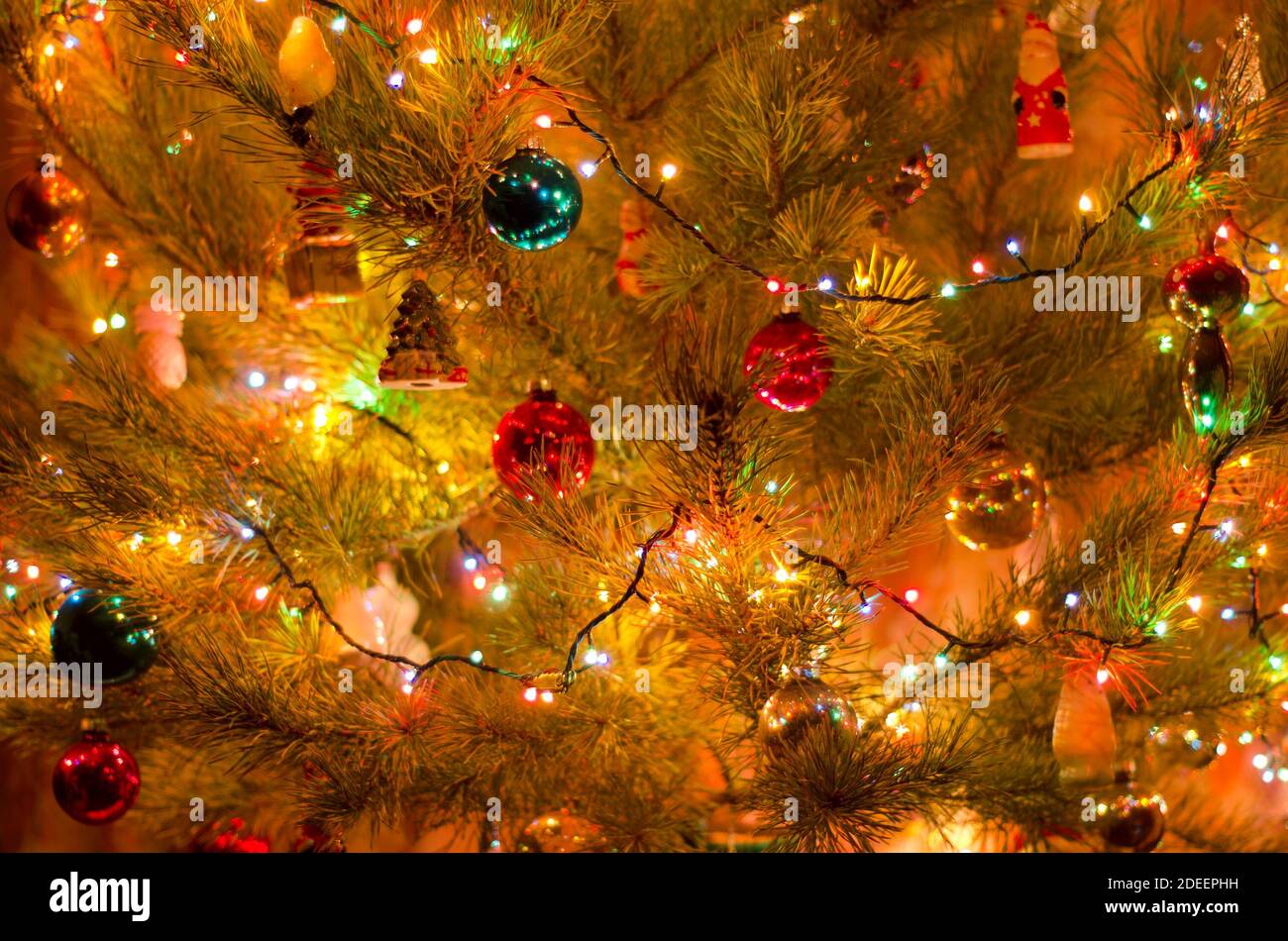 christmas tree with garland lights closeup background Stock Photo - Alamy