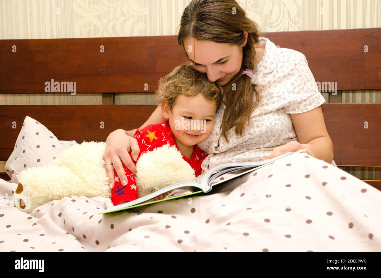 mother and child reading book in the bed Stock Photo - Alamy