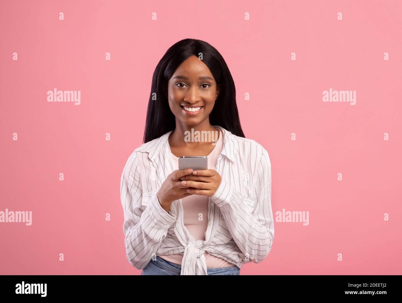Young black woman browsing hi-res stock photography and images - Alamy