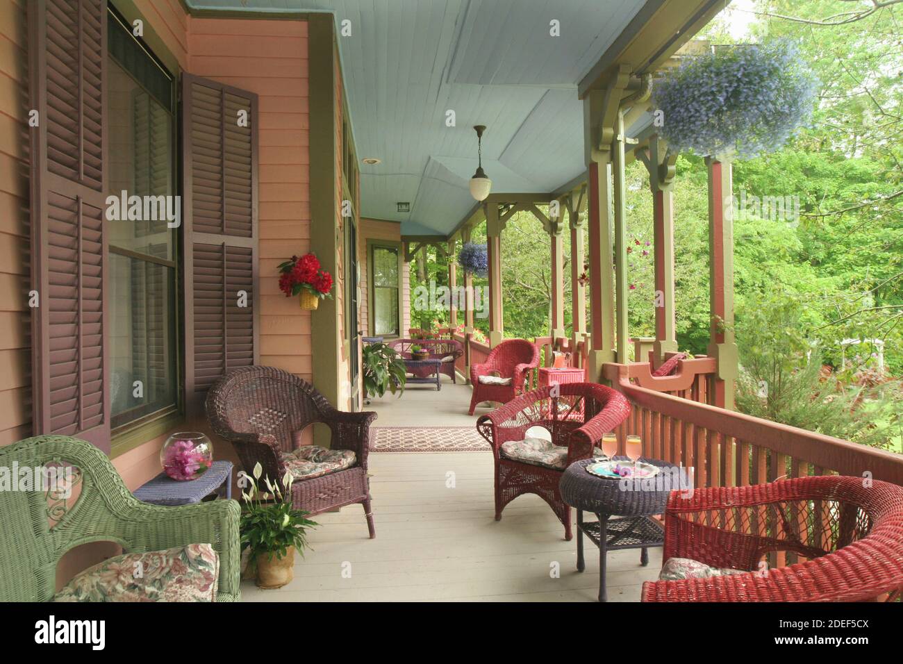 Front porch seating hi-res stock photography and images - Alamy