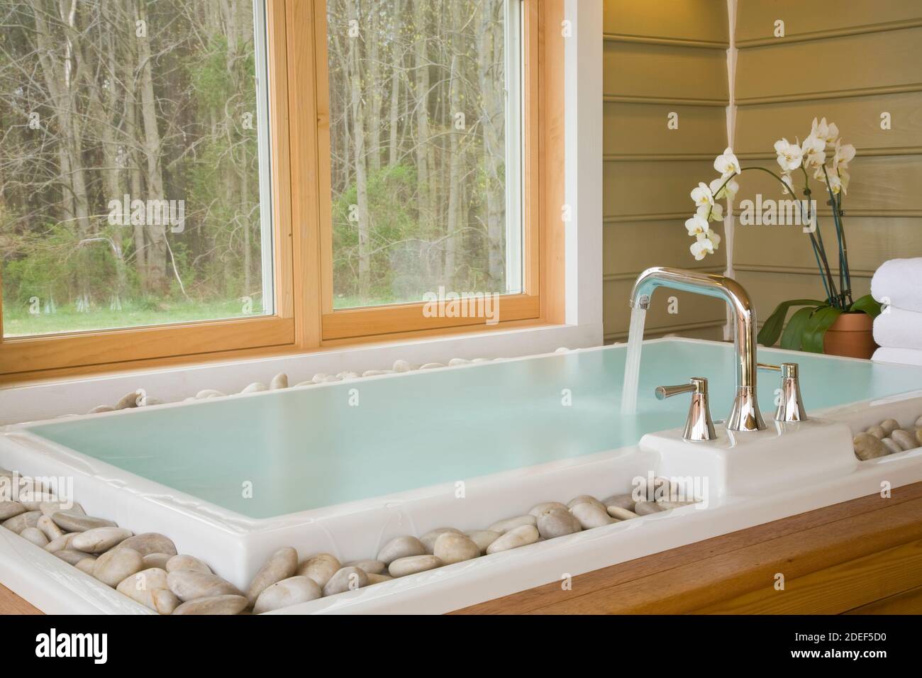 Japanese Style Soaking Tub Stock Photo Alamy