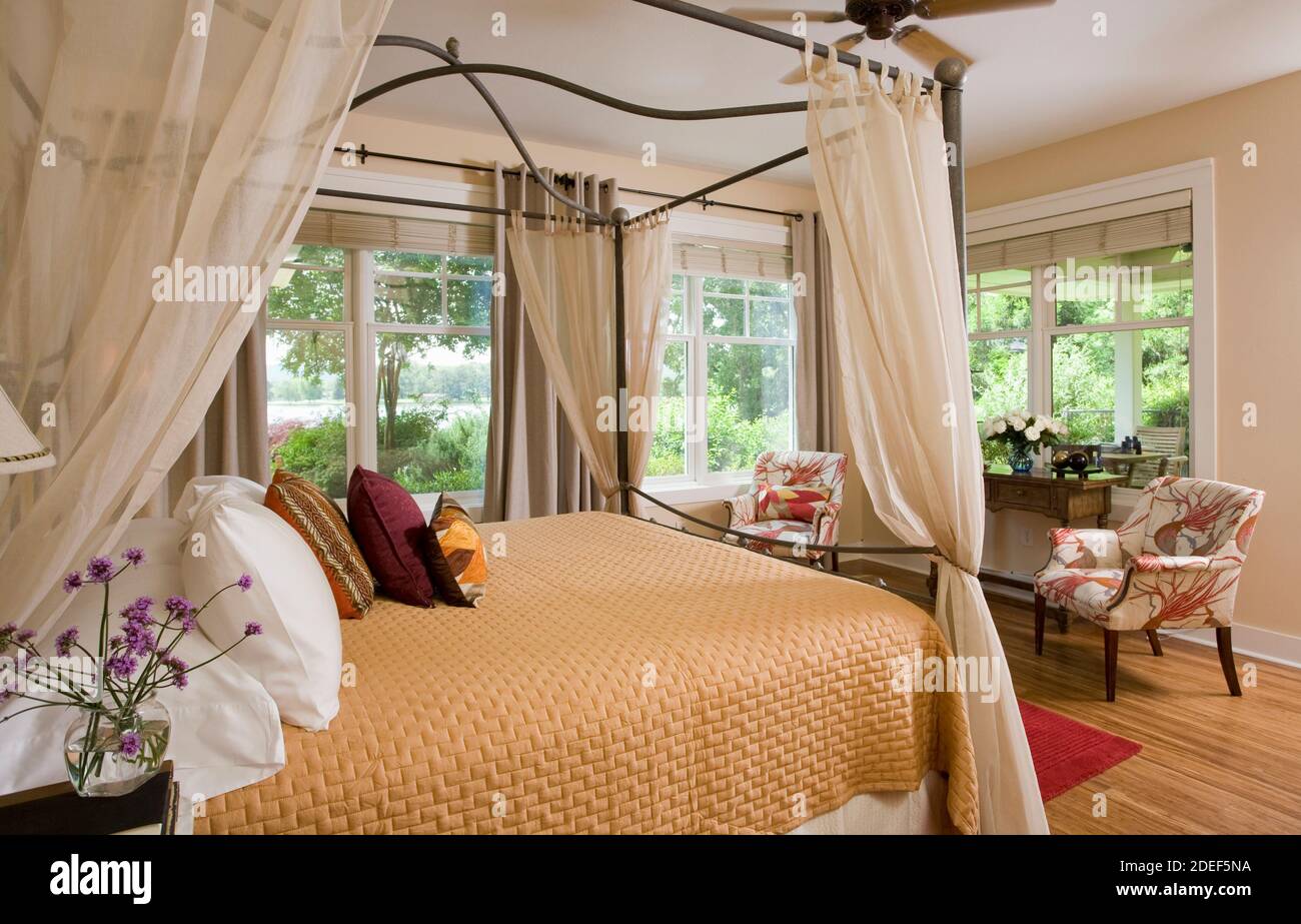 Four poster canopy bed Stock Photo Alamy