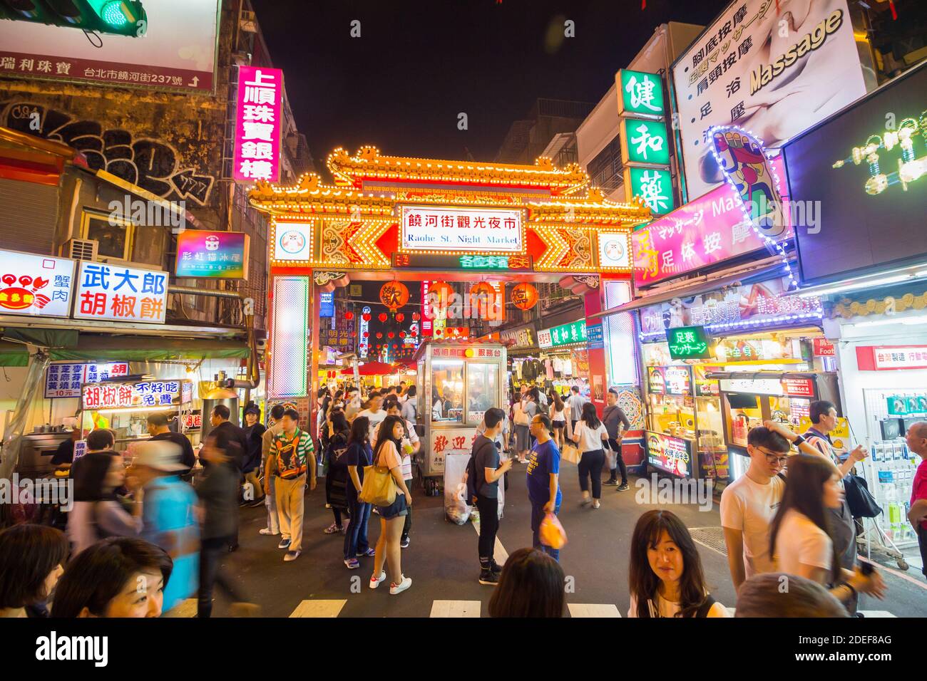 Eating out at a night market in Taipei, Taiwan Stock Photo