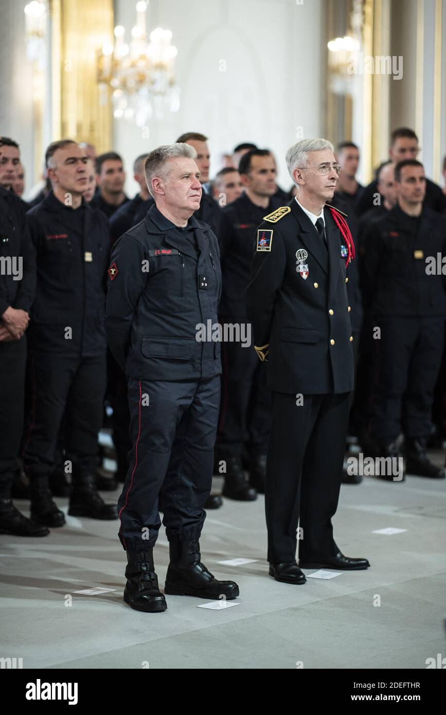 Giraf Vent et øjeblik knude Paris fire brigade commander general Jean-Claude Gallet and Paris police  Prefect Didier Lallement attend during French President Emmanuel Macron  delivers a speech during thanks to the firefighters who intervened at Notre  dame