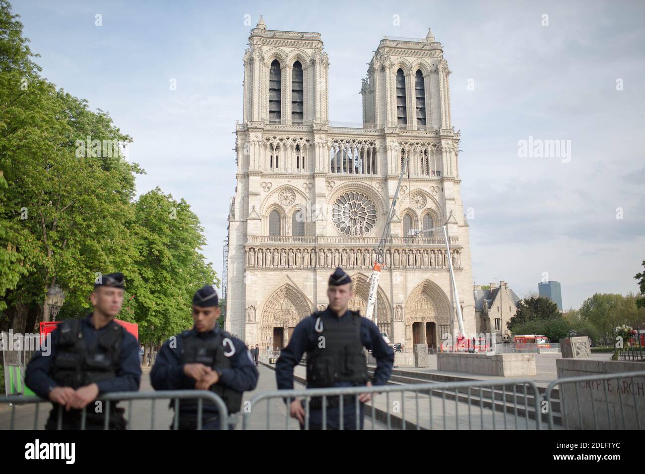 Police Forces in front of the cathedral notre dame Anne Hidalgo tours Notre Dame cathedral on April 18, 2019 in Paris. France paid a daylong tribute on April 18, 2019 to the Paris firefighters who saved Notre Dame Cathedral from collapse, while construction workers rushed to secure an area above one of the church's famed rose-shaped windows and other vulnerable sections of the fire-damaged landmark. Photo by Raphael Lafargue/ABACAPRESS.COM Stock Photo