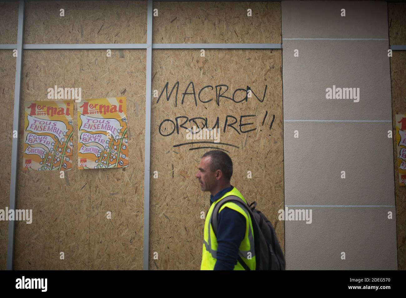Graffiti Macron Ordure Macron garbage next to a yellow vest during the annual May Day rally protest in Paris on May 1, 2019. Paris riot police fired teargas as they squared off against hardline demonstrators among tens of thousands of May Day protesters, who flooded the city on May 1 in a test for France's zero-tolerance policy on street violence. Photo by Raphaël Lafargue/ABACAPRESS.COM Stock Photo