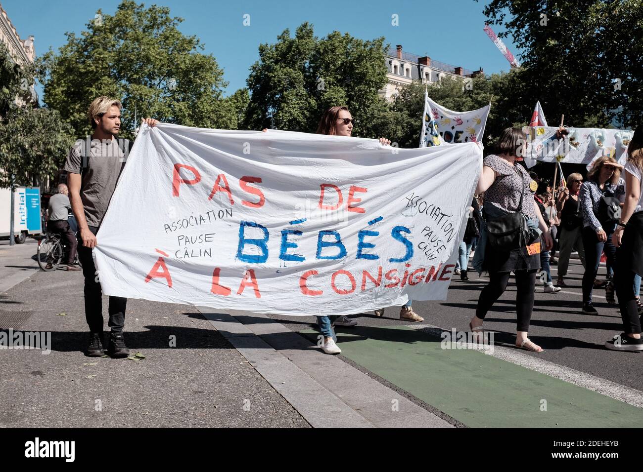 Banner No Baby At The Locker Pas De Bebe A La Consigne The Nursery Staff Nursery Carers Life Assistants School Directors Demonstrated On May 23 19 In Toulouse France They Intend Banner No Baby At The Locker Pas De Bebe A La Consigne The Nursery Staff Nursery Carers Life Assistants School Directors Demonstrated On May 23 19 In Toulouse France They Intend