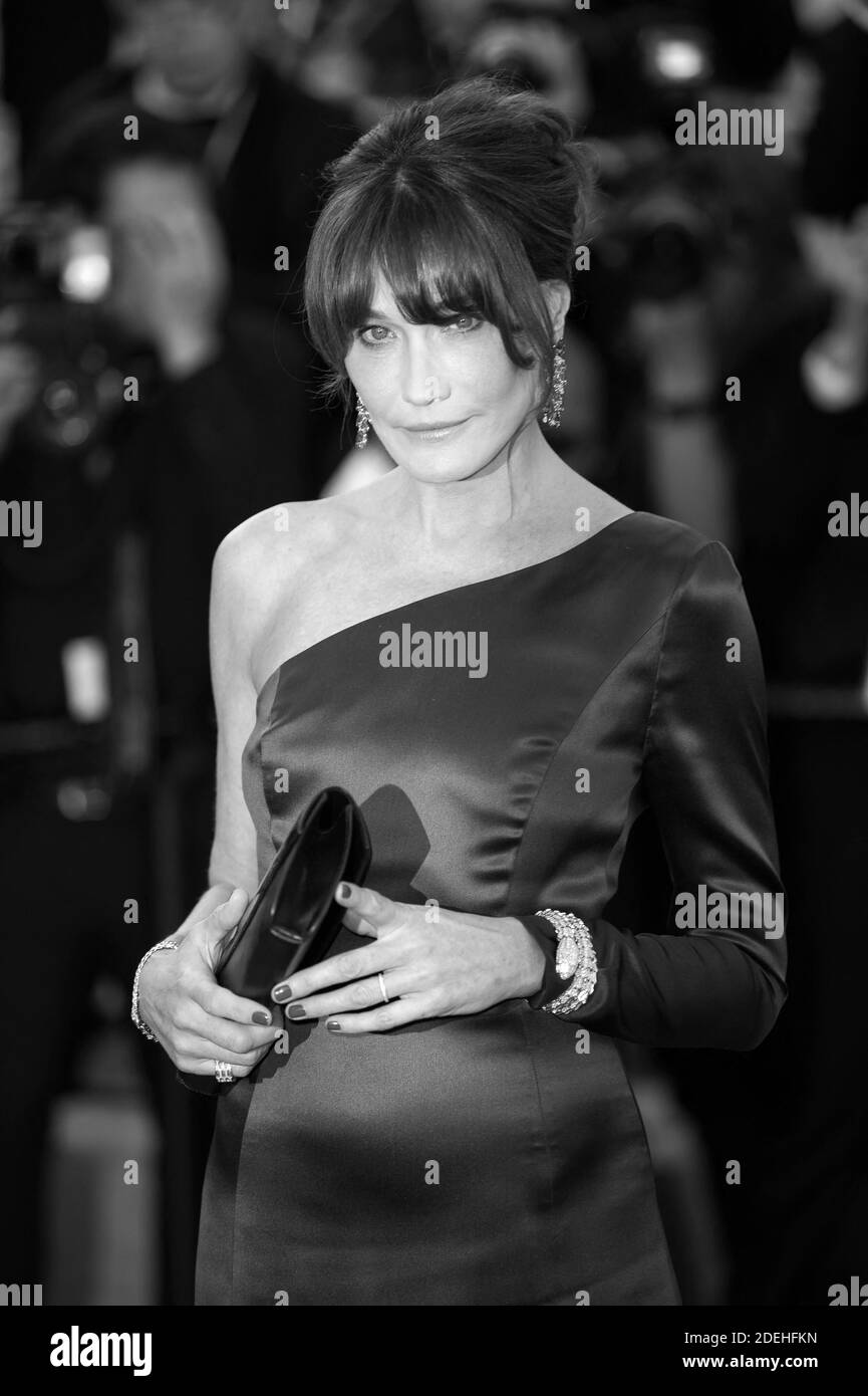 Carla Bruni-Sarkozy arriving on the red carpet of 'Les Miserables