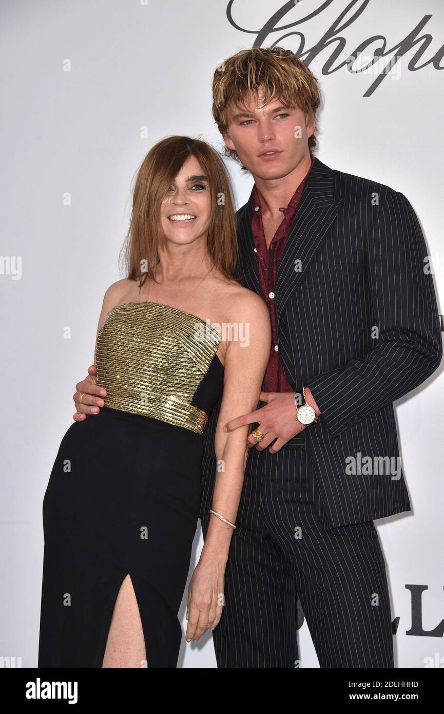 Carine Roitfeld and Jordan Barrett attend the amfAR Cannes Gala 2019 at  Hotel du Cap-Eden-Roc on May 23, 2019 in Cap d'Antibes, France. Photo by  Lionel Hahn/ABACAPRESS.COM Stock Photo - Alamy