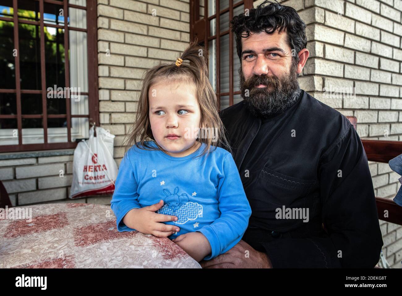 Kosovo Polje , 18 mai 2019. Le père Nikola Dragicevic de l'eglise saint- nicolas. Totalement enclavée dans la ville desormais albanaise, quelques  familles serbes restent tant bien que mal. Pere Nikolas avec sa