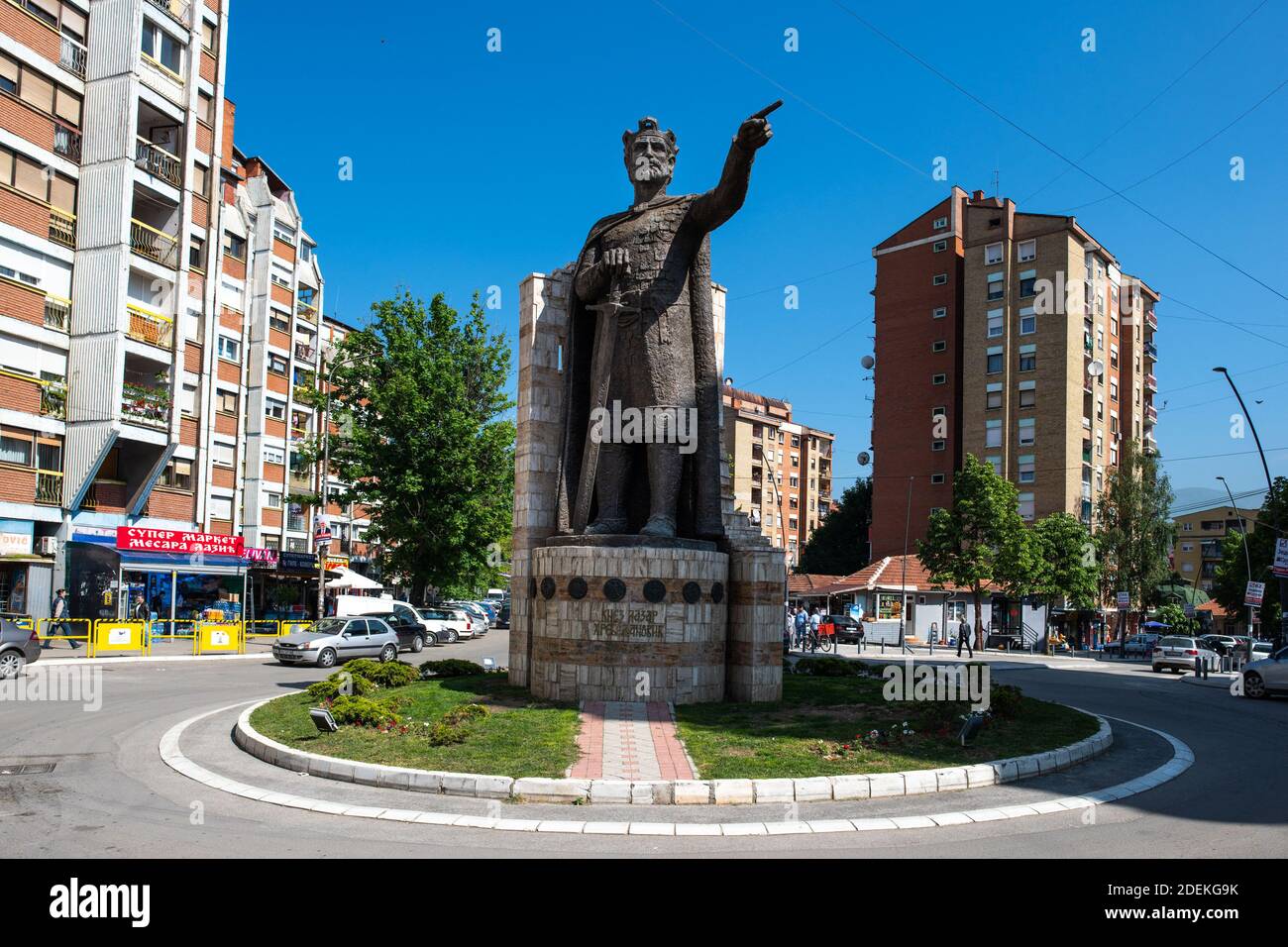 Kosovska Mitrovica, 17 mai 2019. À l'époque de Tito, c'était une grande cité industrielle, dont l'essor reposait sur les mines de lignite de TrepÄa. Aujourd'hui, la ville est divisée en deux: serbes au nord, albanais au sud. Statue du Prince Lazar HrebeljanoviÄ‡, au Nord de la ville. Donation de la Serbie en 2016. Stock Photo