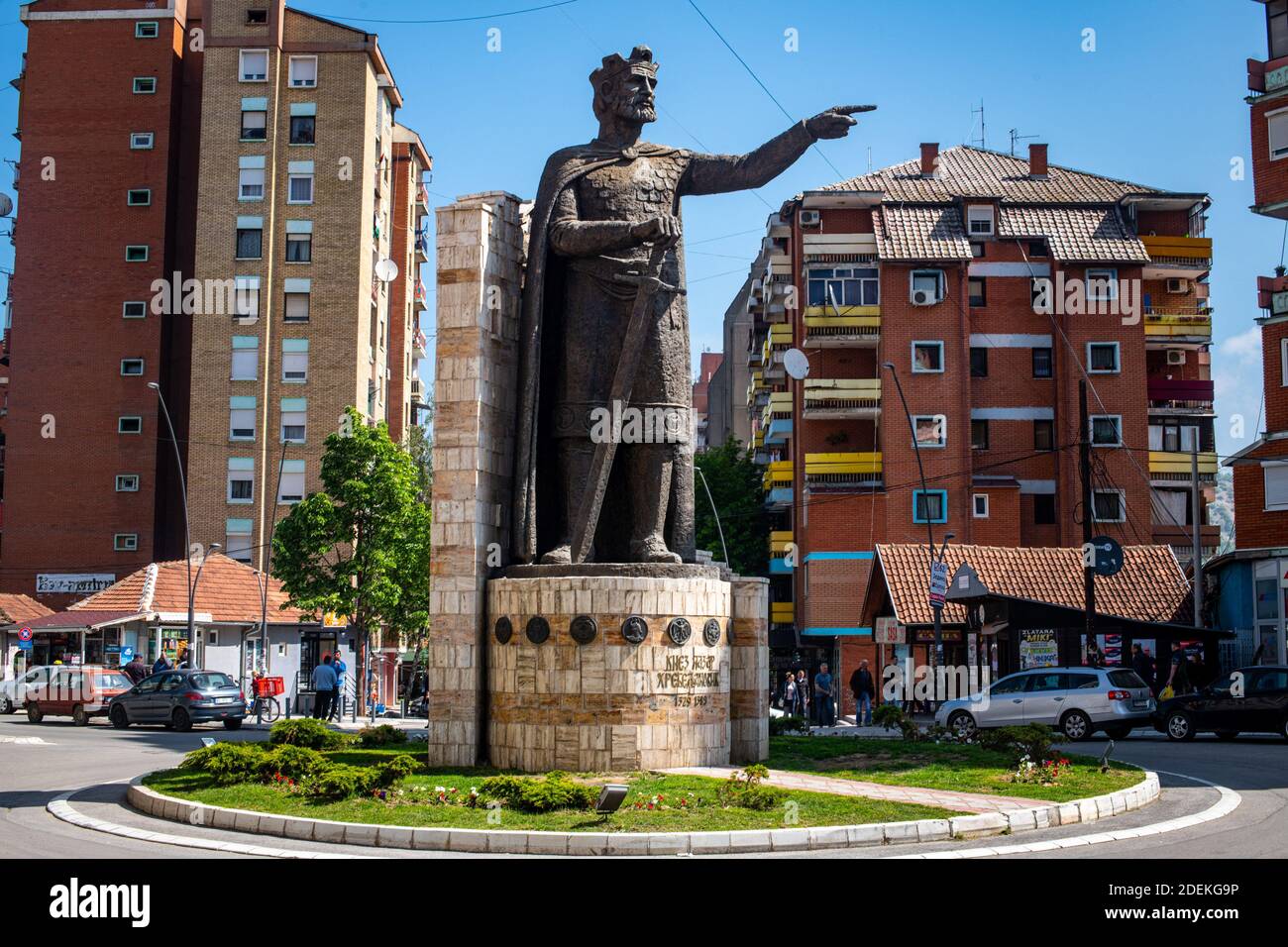 Kosovska Mitrovica, 17 mai 2019. À l'époque de Tito, c'était une grande cité industrielle, dont l'essor reposait sur les mines de lignite de TrepÄa. Aujourd'hui, la ville est divisée en deux: serbes au nord, albanais au sud. Statue du Prince Lazar HrebeljanoviÄ‡, au Nord de la ville. Donation de la Serbie en 2016. Stock Photo
