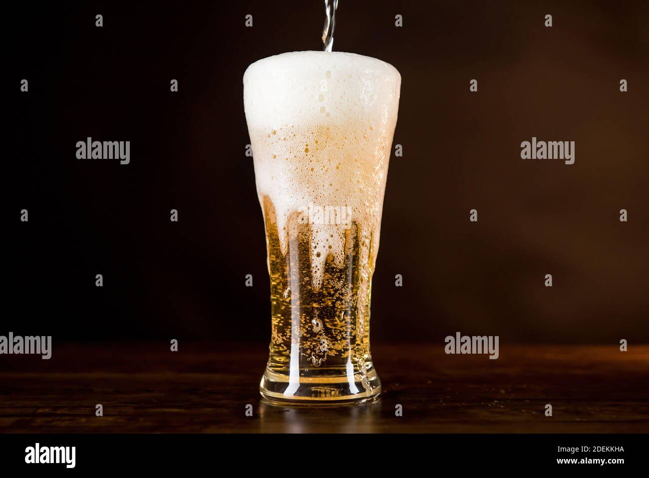 Песня холодное пиво пенится. Холодное пиво в бокале. Холодное пиво в стакане. Пиво светлое в стакане. Пиво наливается в бокал.